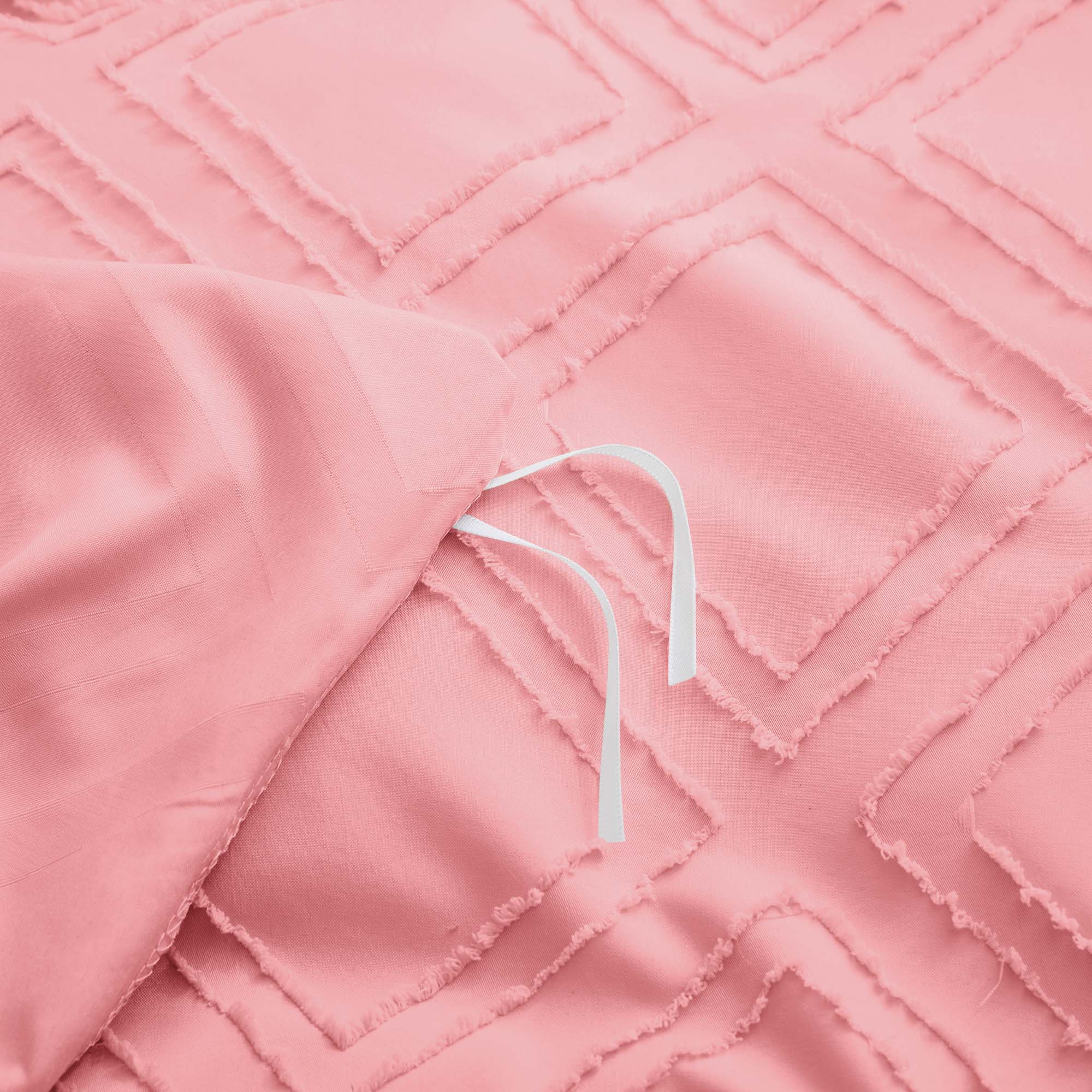 Angle. Peace Nest - Peace Nest Tufted Clipped Jacquard Geometric Duvet Cover & Pillowcase Set - Square Pink.