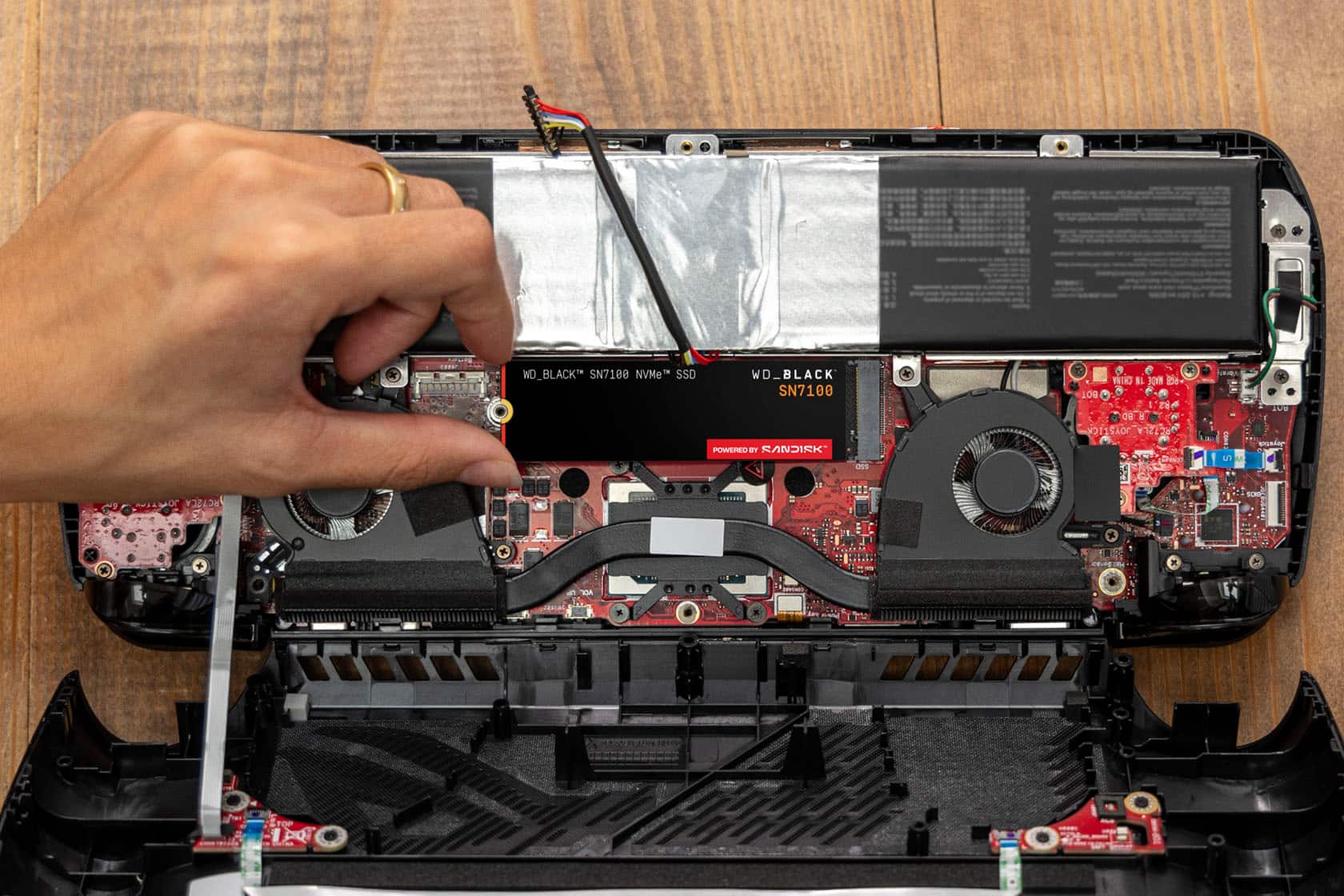 WD_BLACK SN7188 NVMe SSD
WD_BLACK SN7100
POWENGS EY
SANDISK
20S IO IL FOW
10G
OR a E JOYSTICK
2228
2a
Des
200
! vos
5 som2