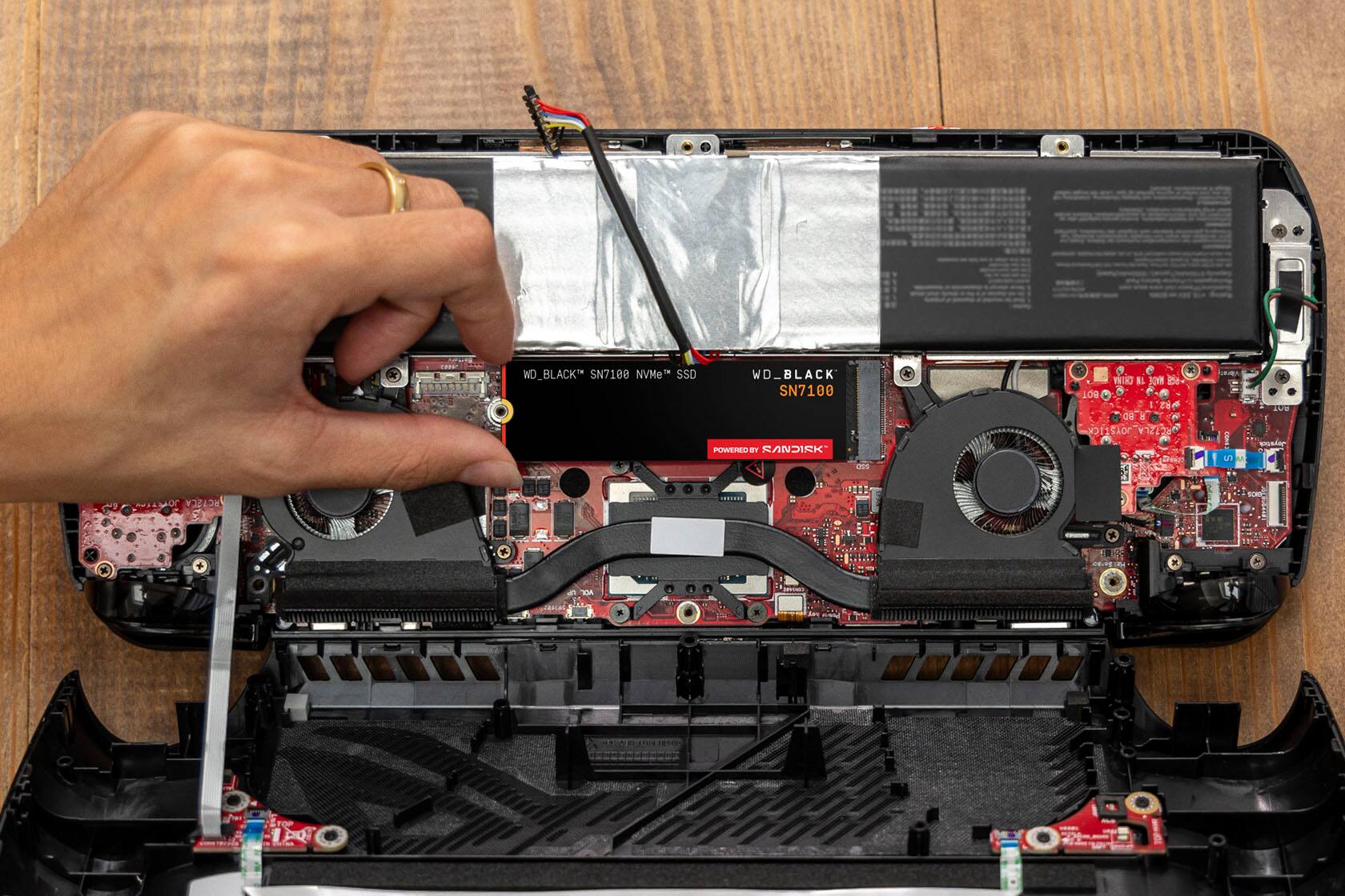 SN7188 NVMe - SSD WD_BLACK WD_BLACK SN7100 POWERS BY SANDISK