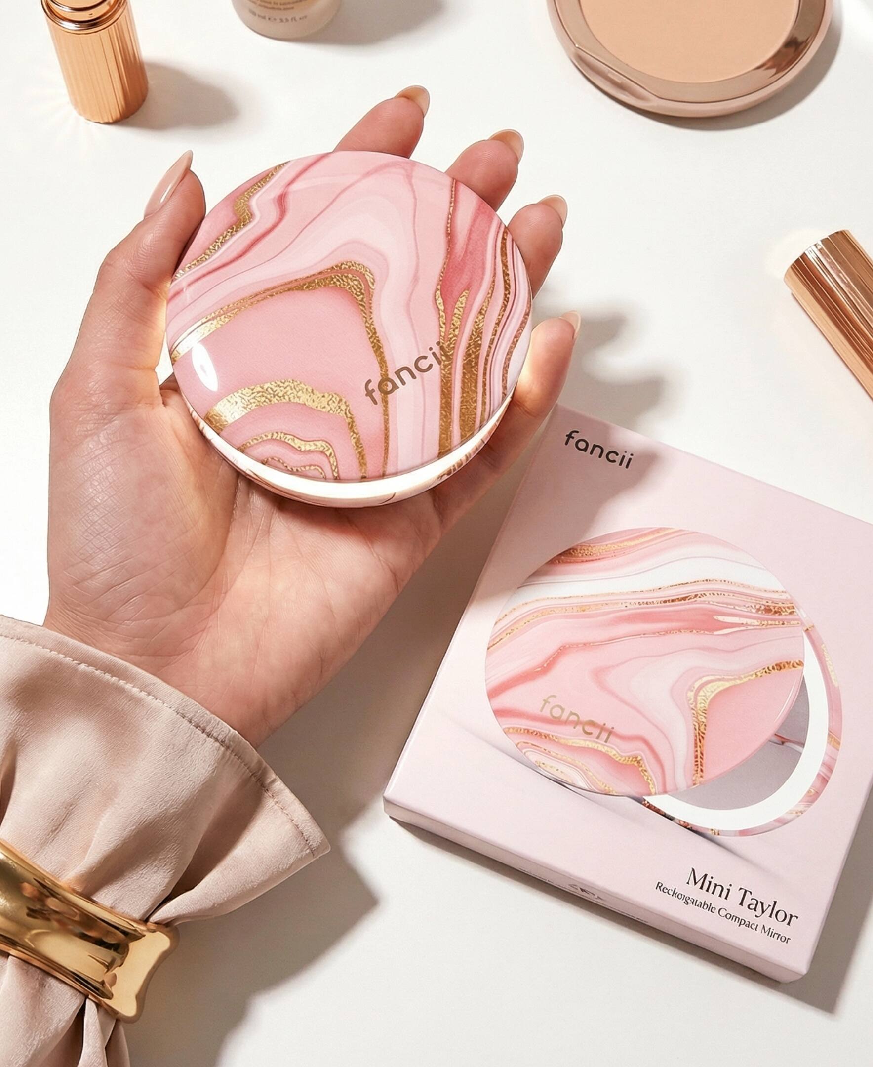 fancii  
Mini Taylor  
Reckaggable Compact Mirror