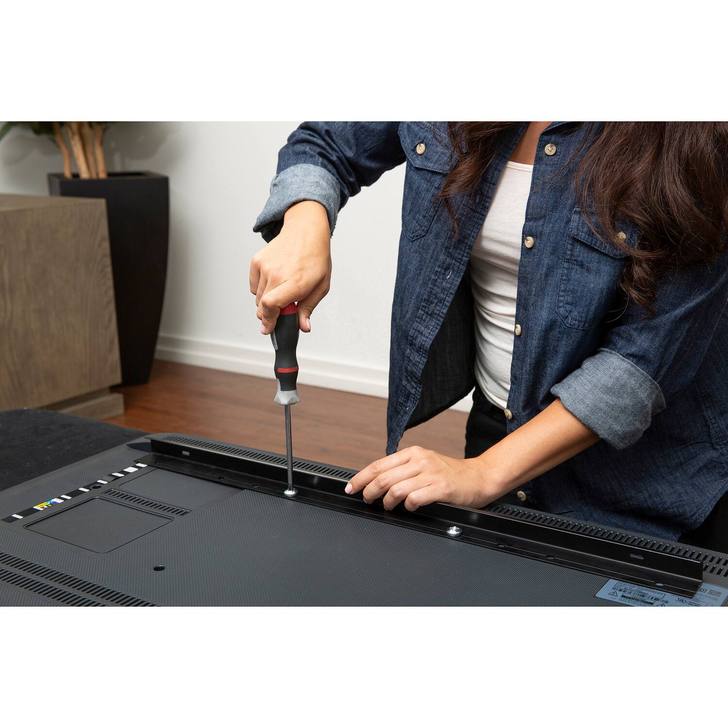 Angle. Hangman - Hangman S2060-sf 32-in. To 80-in. Simple Flat Panel Mount With Stud Finder - Black.