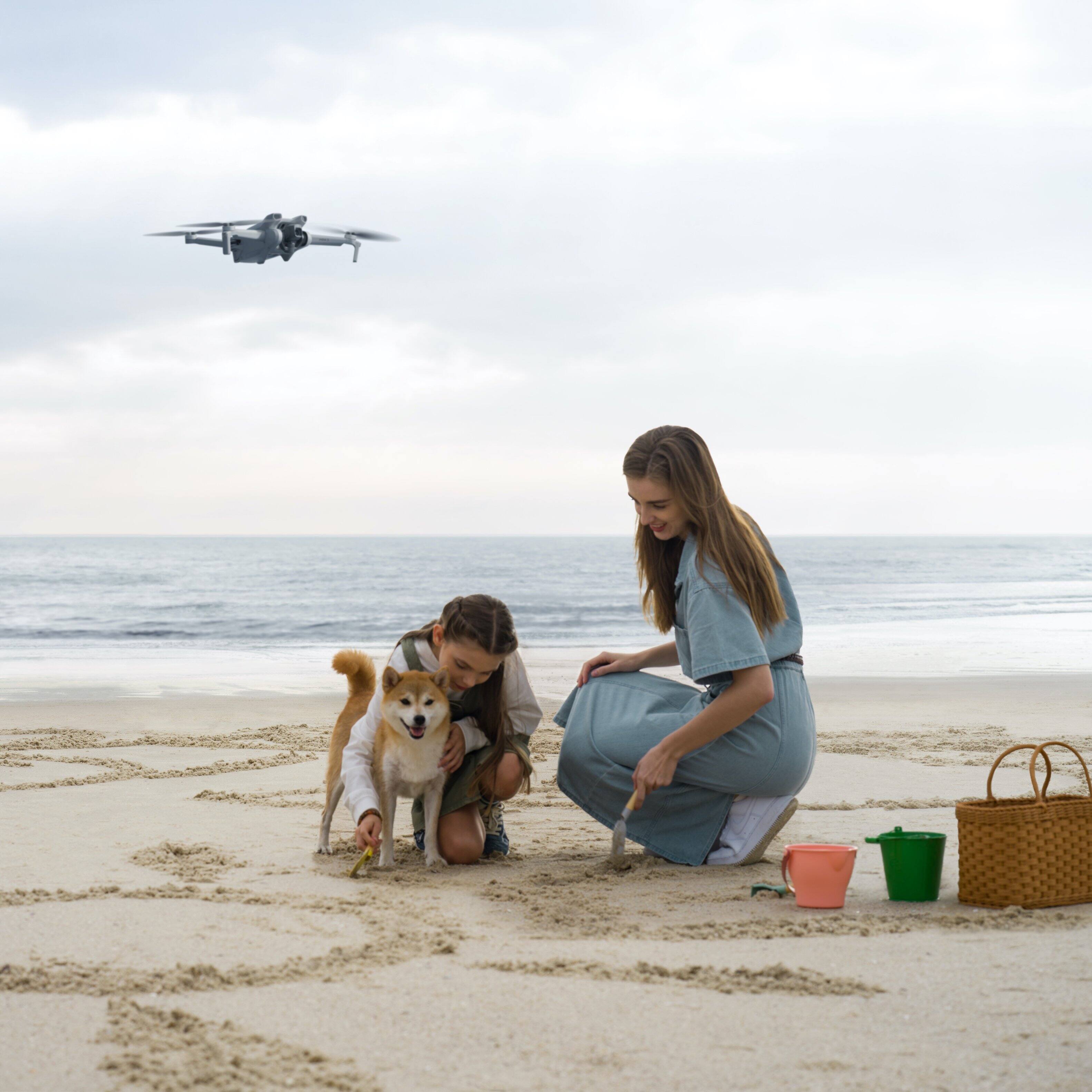 Alt View 2. DJI - DJI Mini 3 (DJI RC) (GL) - Gray.