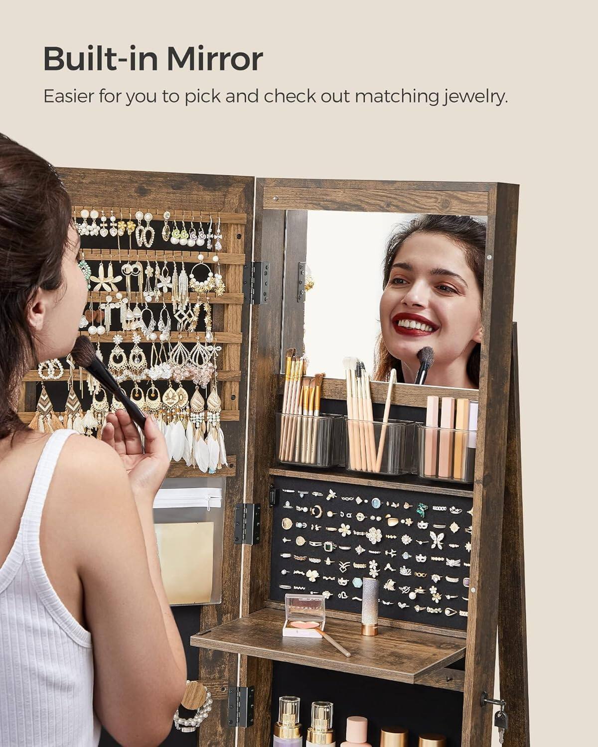 Built-in Mirror  
Easier for you to pick and check out matching jewelry.