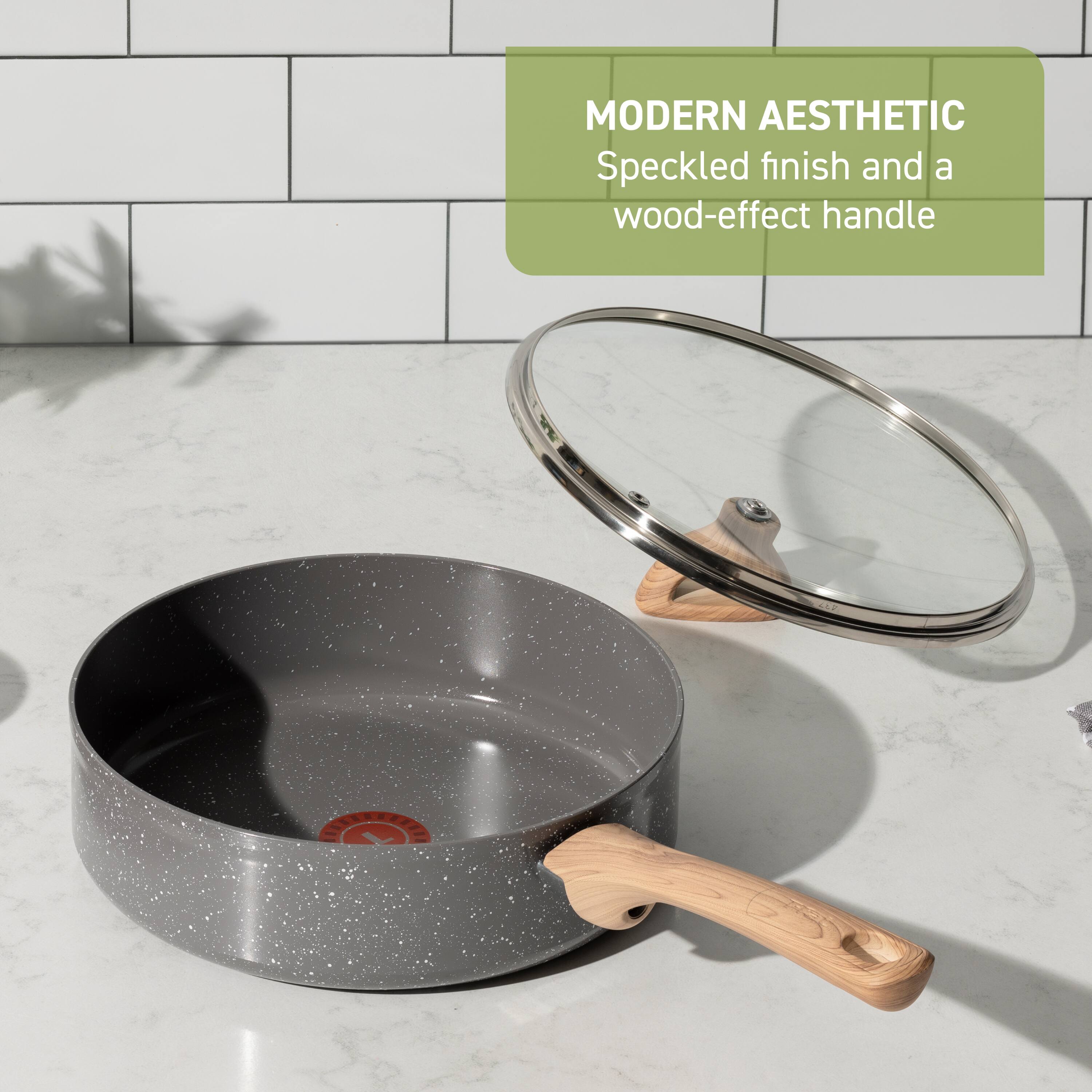 MODERN AESTHETIC  
Speckled finish and a wood-effect handle