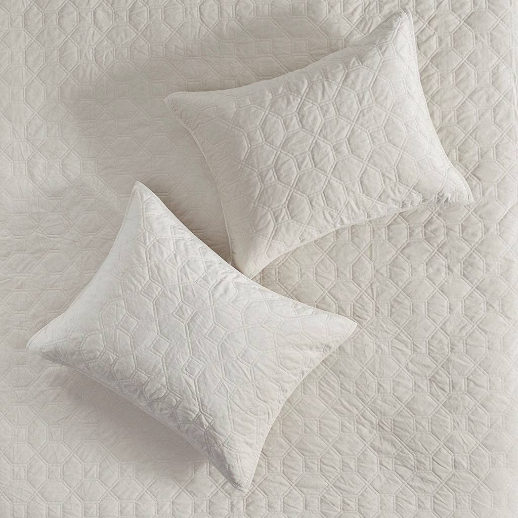 Alt View 2. Gracie Mills - Gracie Mills Gayle 3-Piece Casual Geometric Velvet Quilt Set - Ivory.