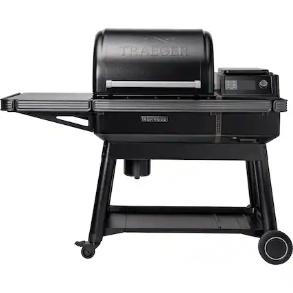 Angle. Traeger Grills - Ironwood Pellet Grill - Black.