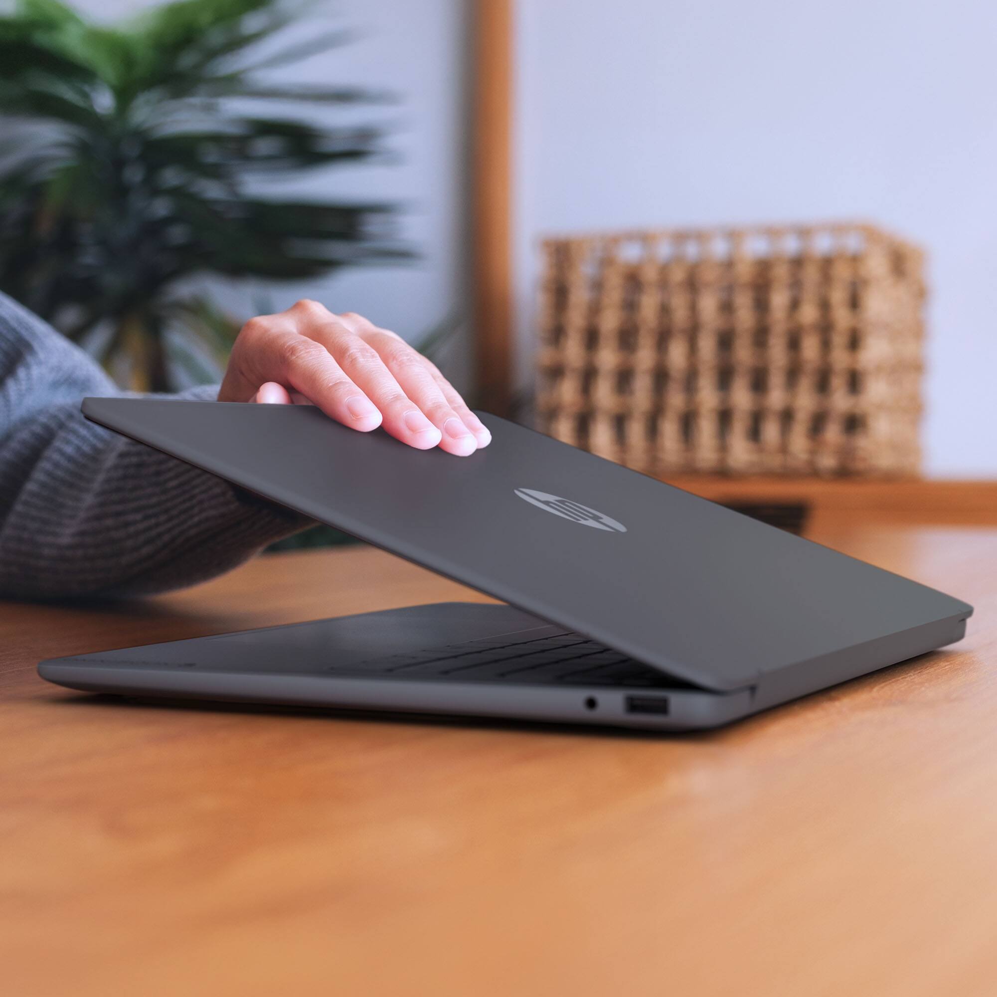 Alt View 11. HP - OmniBook 3 17.3" Full HD Laptop - Intel Core Ultra 7 (2025) - 16GB Memory - 1TB SSD - Mica Silver.