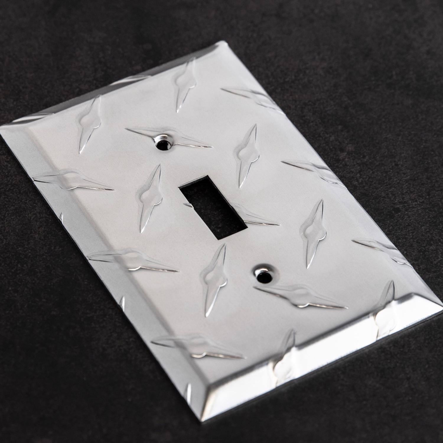 Left. AMERELLE - Amerelle Diamond Silver 1 gang Stamped Aluminum Toggle Wall Plate 1 pk - Silver.