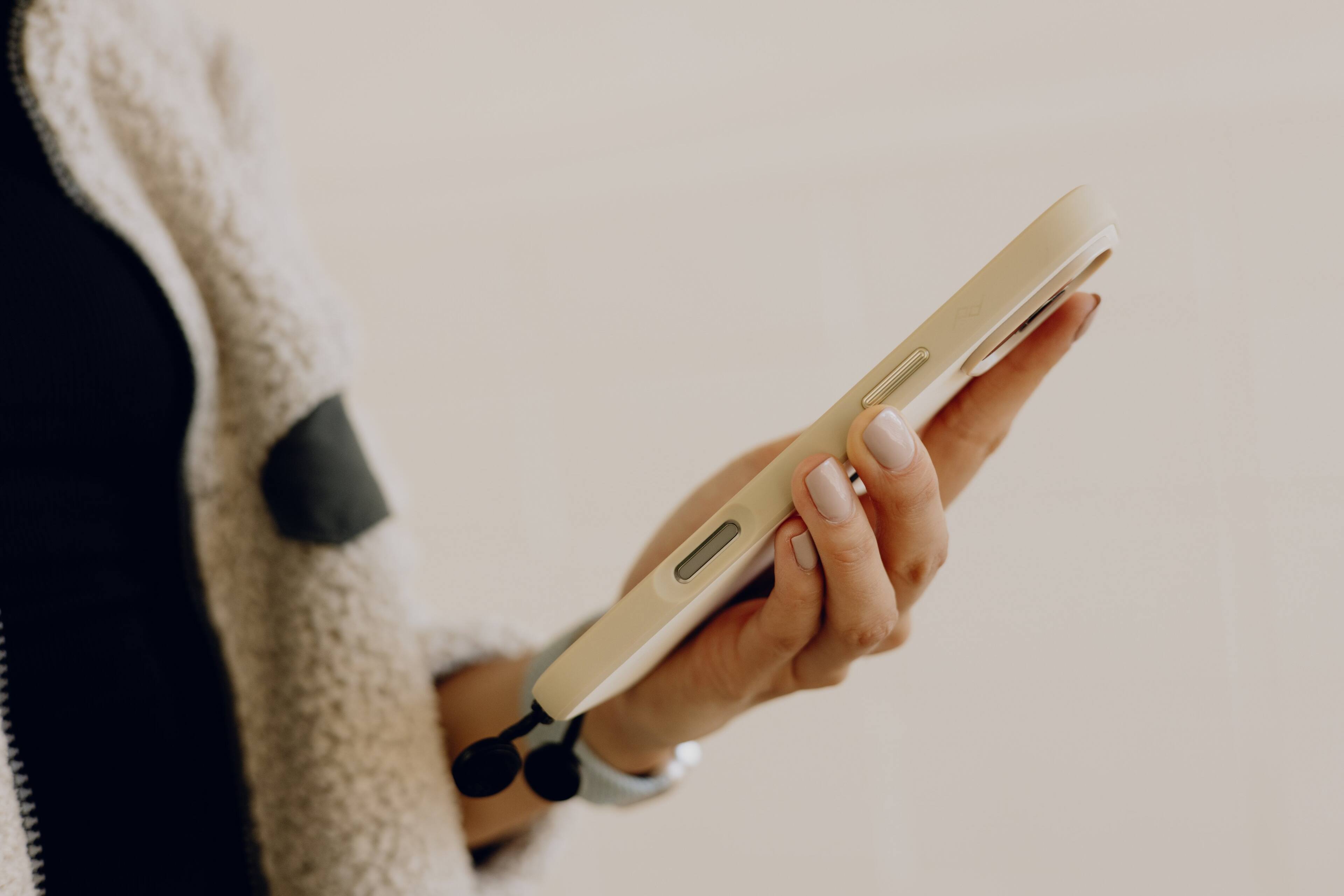 Alt View 5. Peak Design - Everyday Fabric Case for iPhone 16 Pro - Bone.