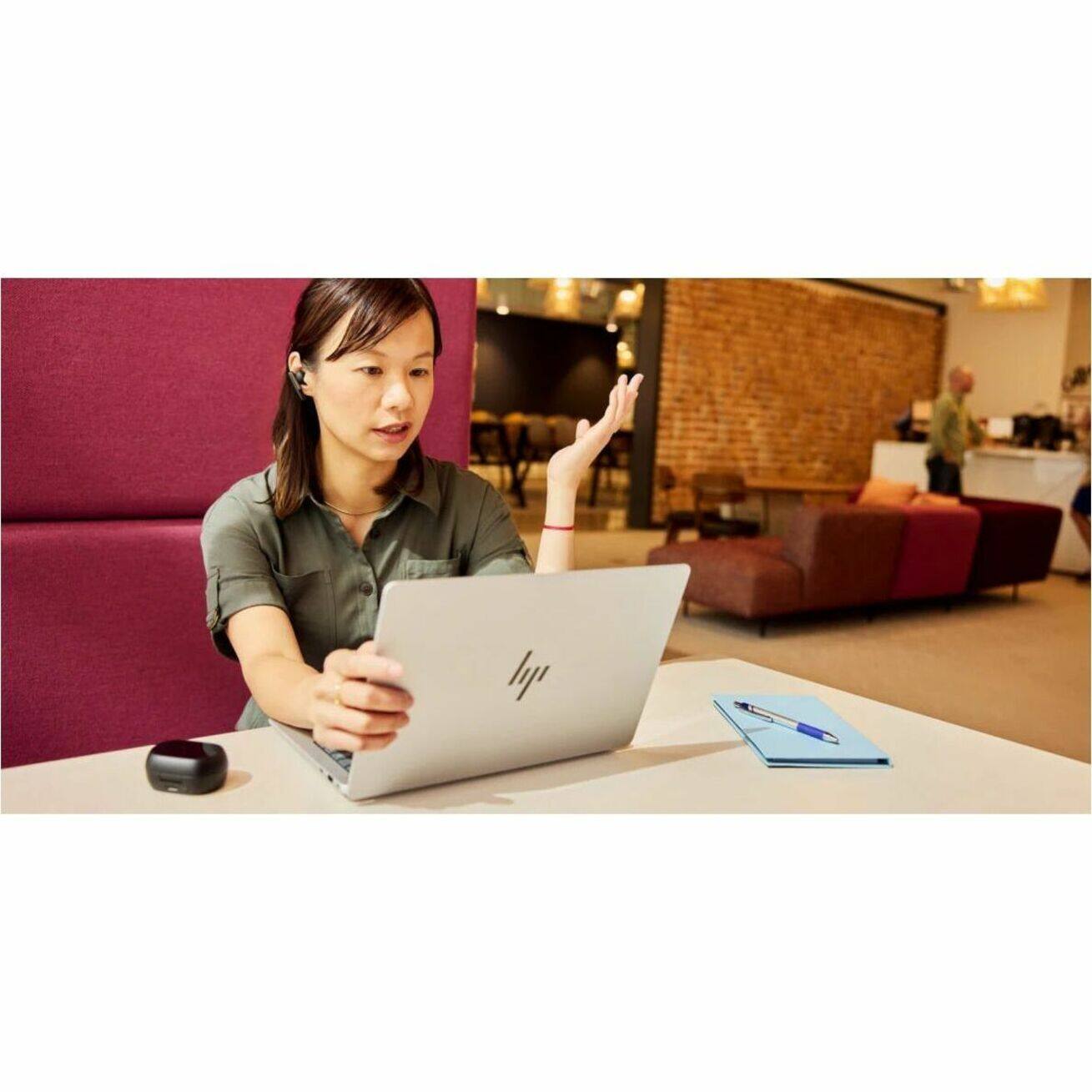 Alt View 26. HP - EliteBook X G1a 14" IPS OLED 2880 x 1800 (2.8K) Touch Screen Laptop - AMD Ryzen AI 7 PRO with 64GB Memory - 1 TB SSD - Glacier Silver, Silver.