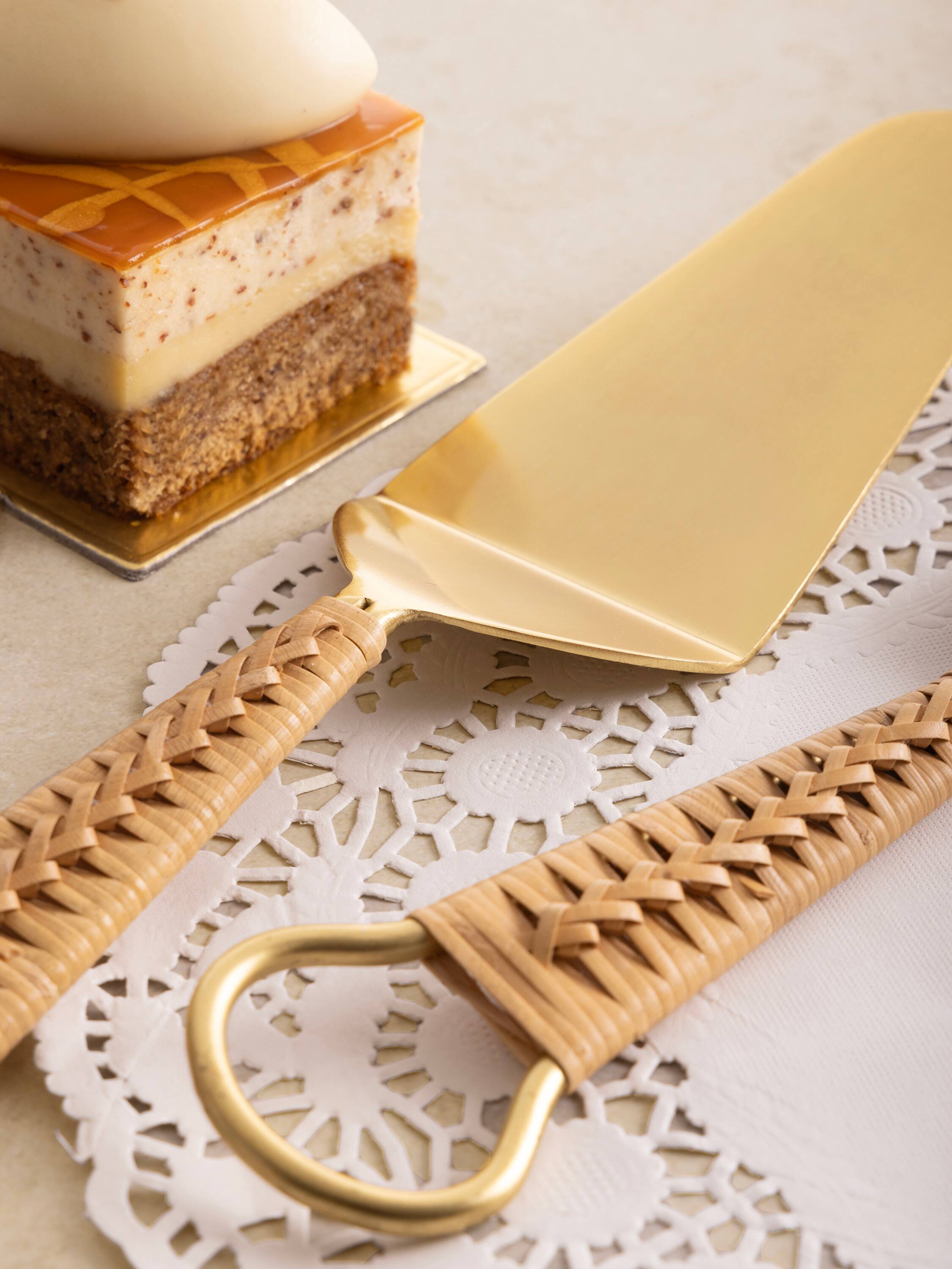 Angle. GAURI KOHLI - Helsinki Cake Servers - Pine brown, matte gold.