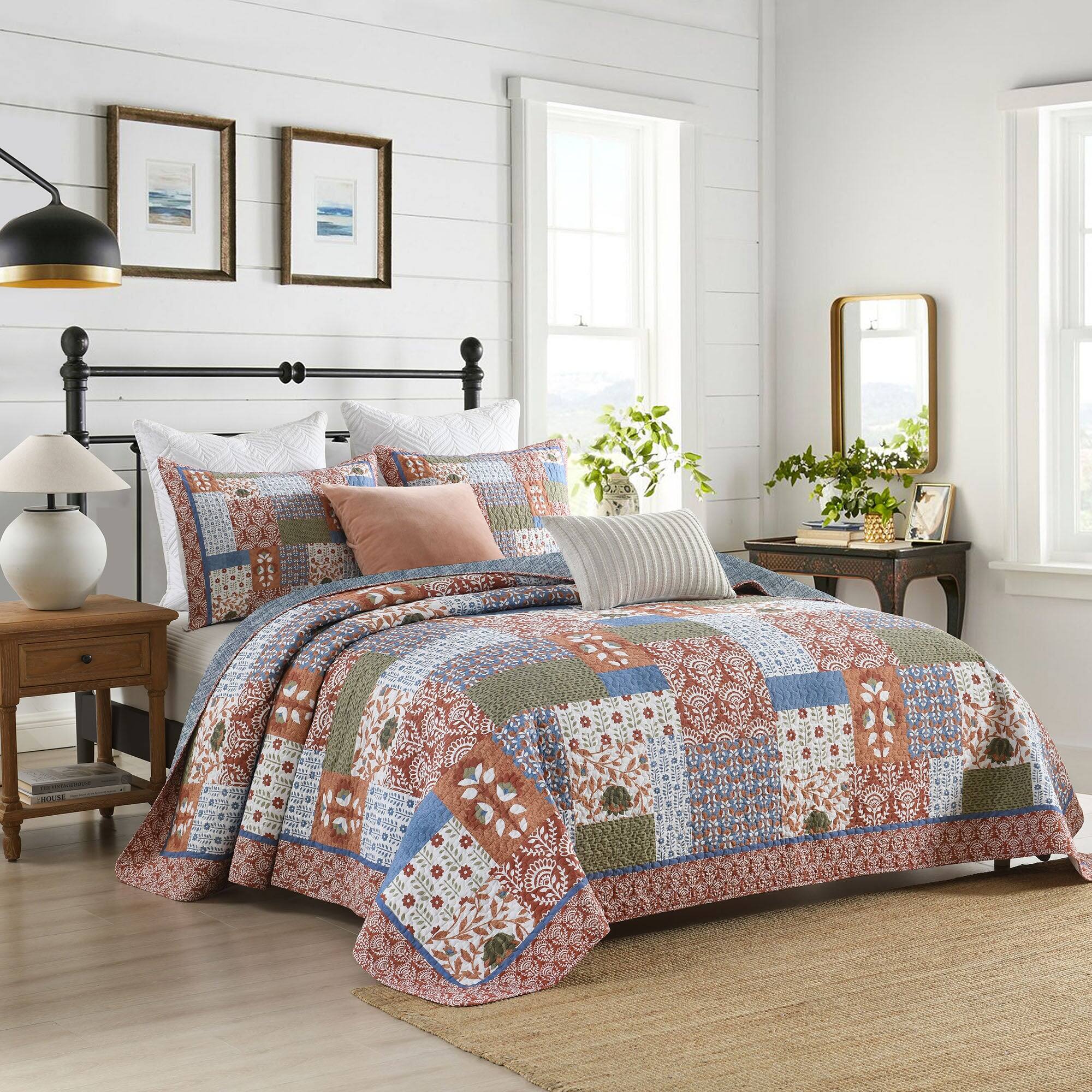 Angle. MarCielo - MarCielo 3-Pieces Floral Patchwork Pattern Quilt Bedspread Set - Open Miscellaneous.