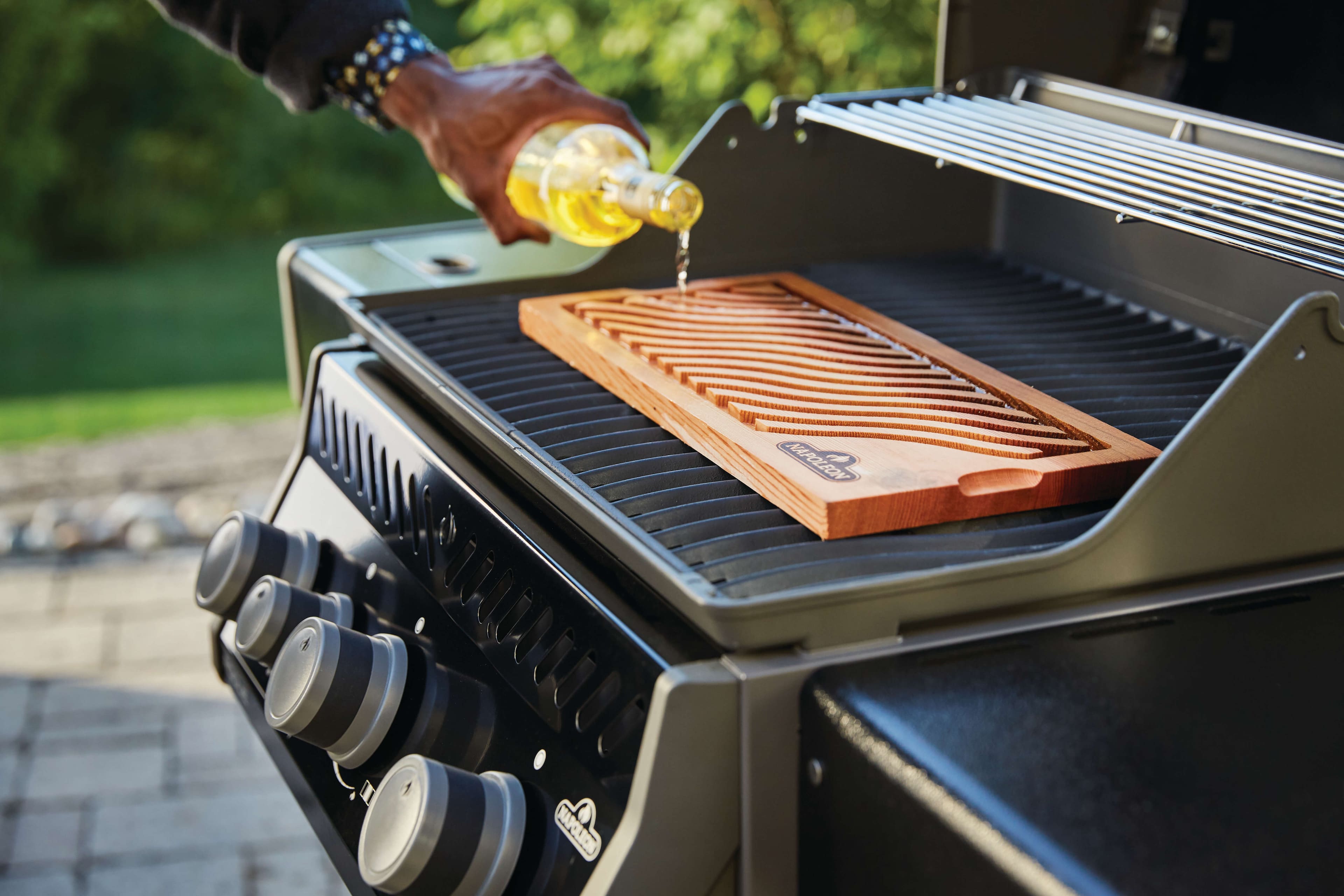 Alt View 18. Napoleon - Rogue 425 Propane Gas Grill with Side Burner - Black.