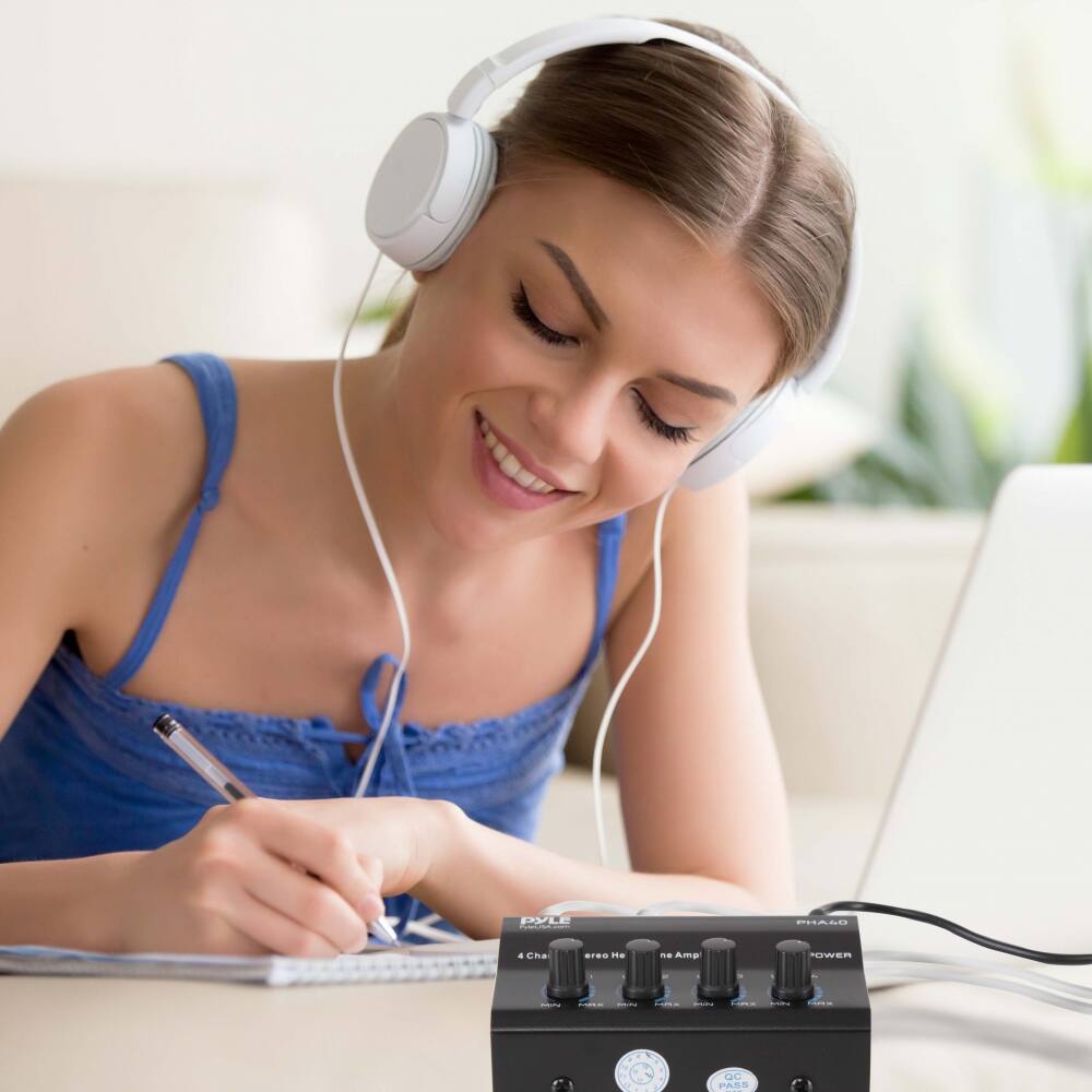 PYLE  
SUAeO a Cha .. e .. Amp OWEn  
: an : - - | I | . G PARS  

PYLE  
PH400  
4 Channel  
Headphone Amp  
POWER  
PASS  
PASS