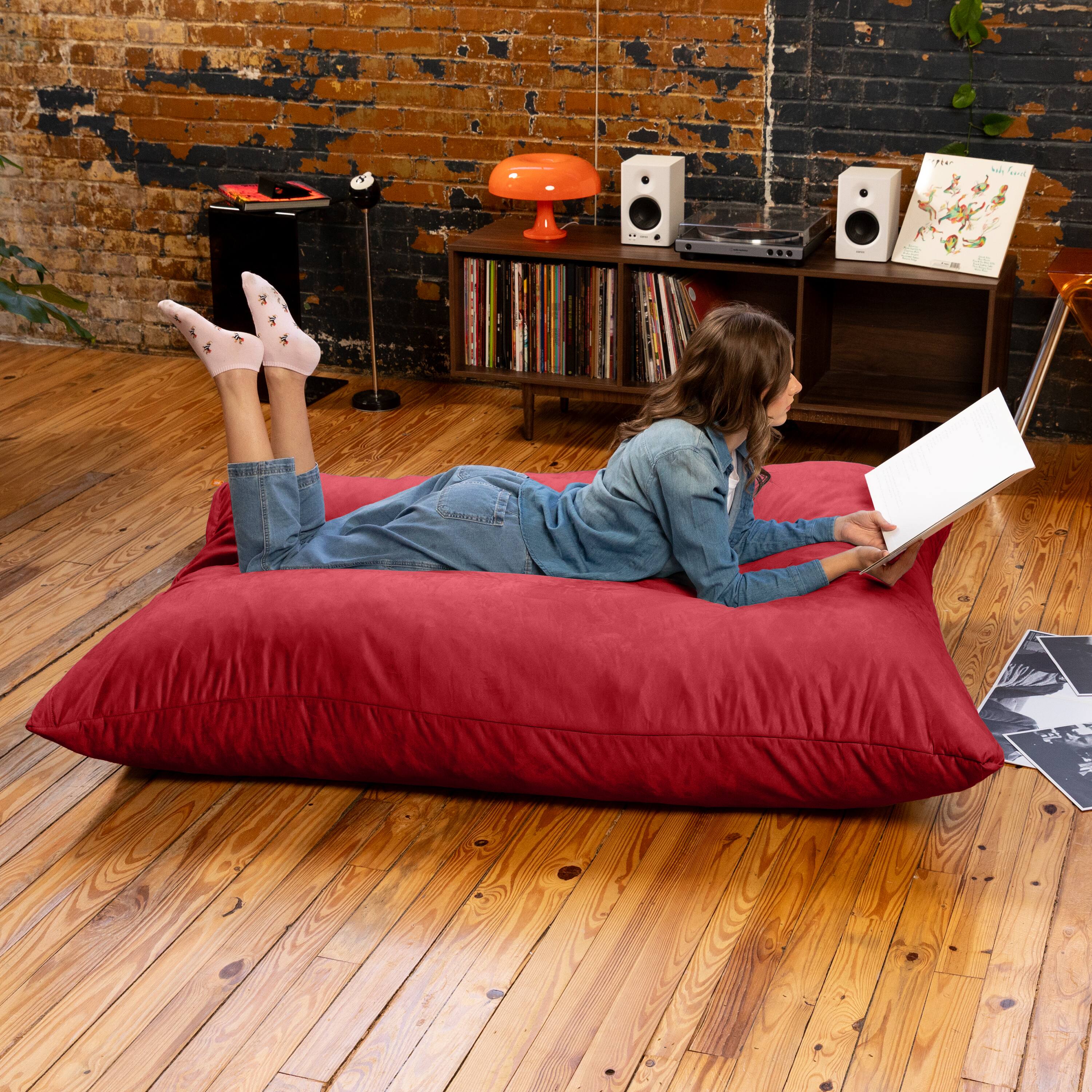 The text in the image appears to be a mix of letters and numbers that don't form coherent words. Here is the corrected and grouped text:

- PEA7
- toh fat
- R