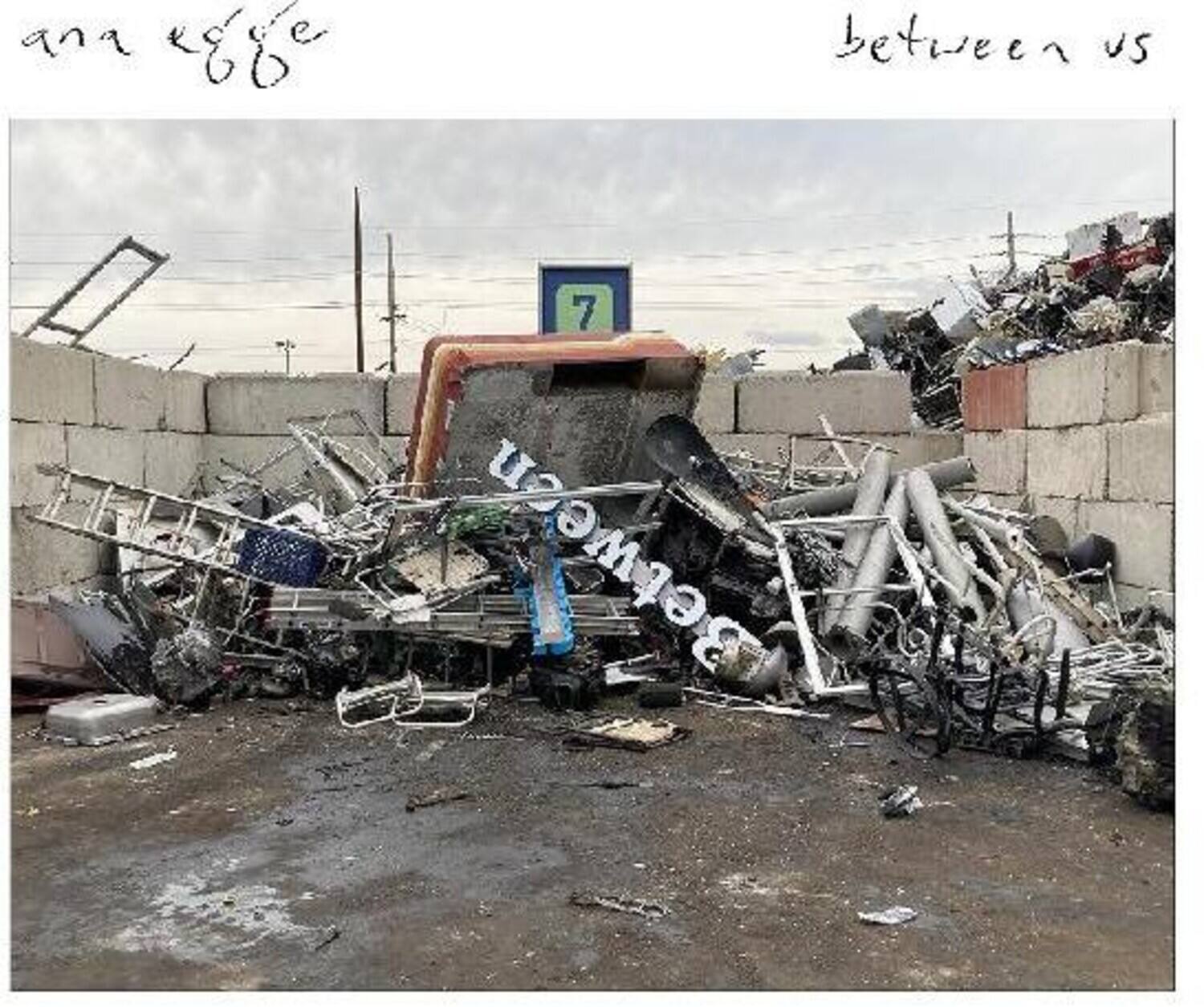 ana esquece  
between us