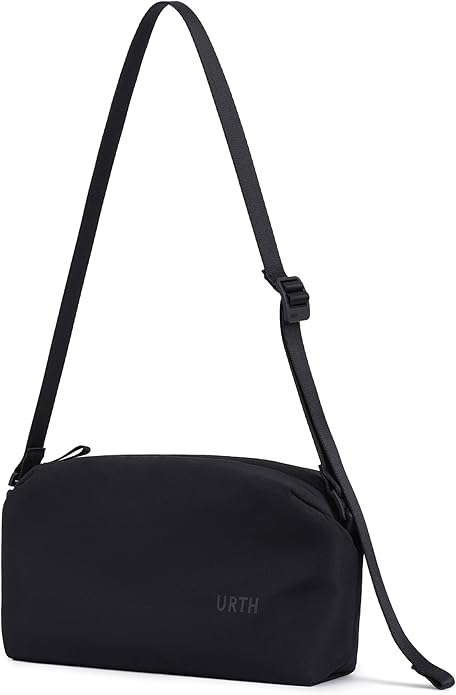 Angle. Urth - Urth Dolomite 5.1L Camera Sling (Onyx).