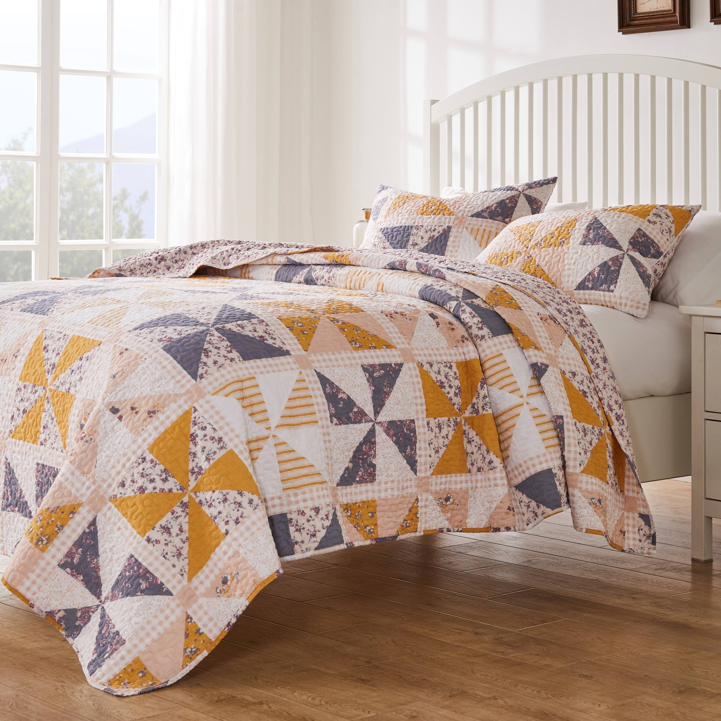 Angle. BreeBe - Pinwheel & Posey Quilt Set 3-Piece King/Cal King - Peach.