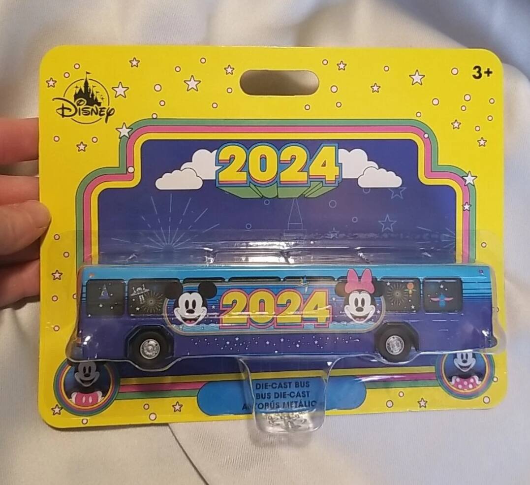Disney 2024  
3+  
DIE-CAST BUS  
BUS DIE-CAST  
OPUS METALIC