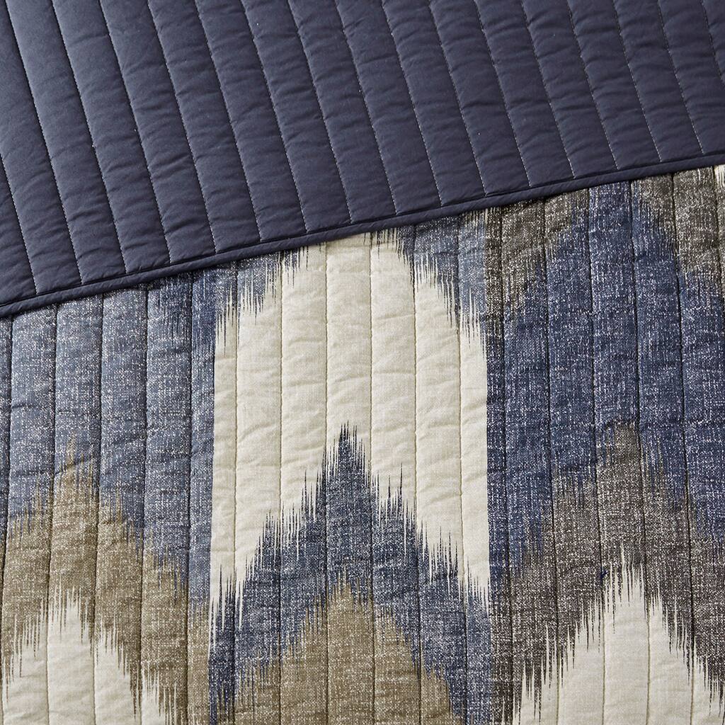 Alt View 5. Gracie Mills - Gracie Mills Heise 3-Piece Ikat Chevron Cotton Quilt Set - Navy.