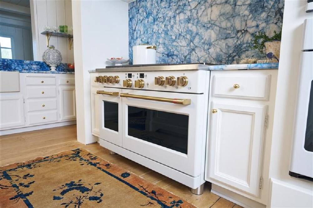 Alt View 31. Café - 8.25 Cu. Ft. Freestanding Double Oven Dual Fuel True Convection Range with 6 Burners, Customizable - Matte White.