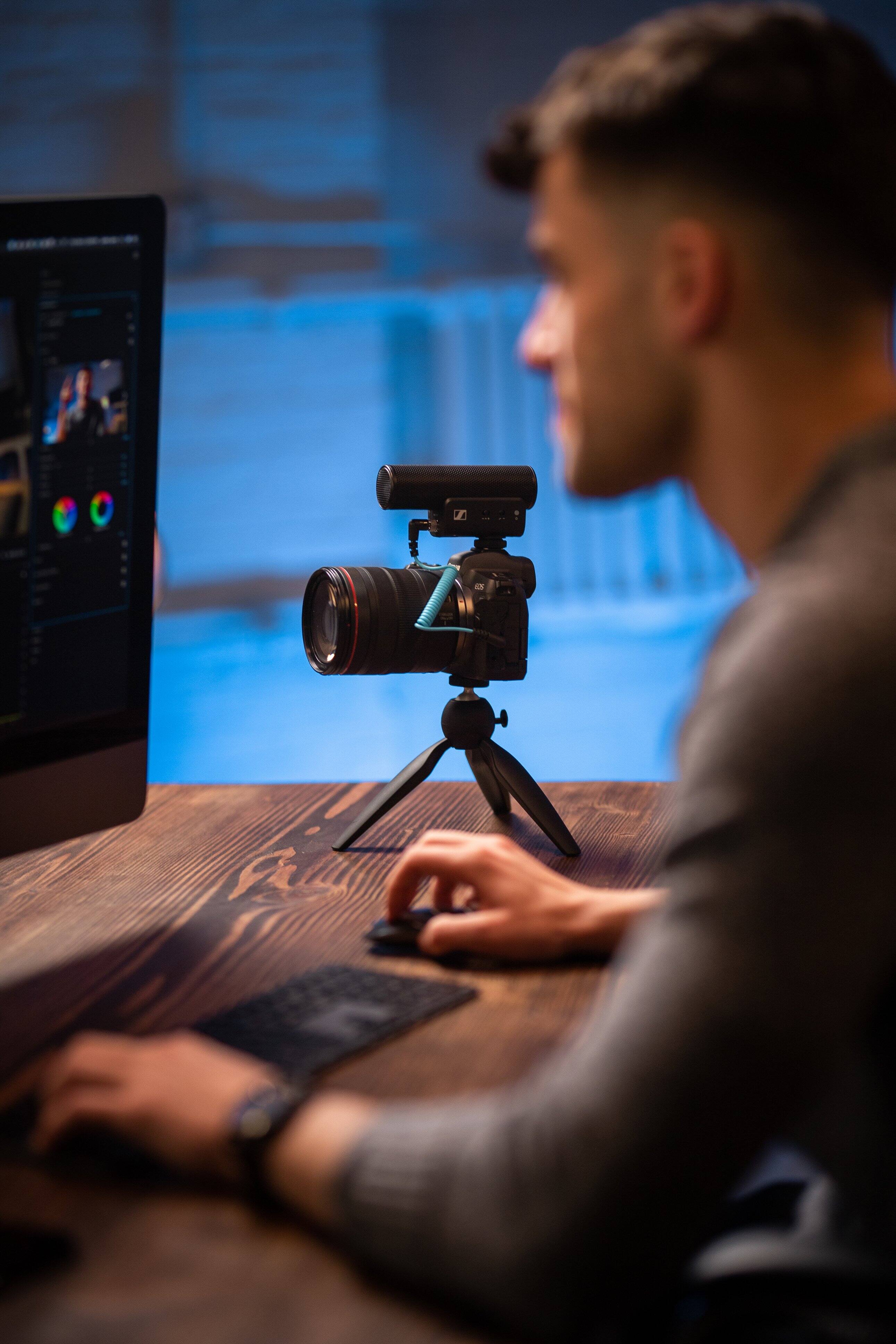 Alt View 23. Sennheiser - MKE 400 Compact Shotgun Microphone - Black.