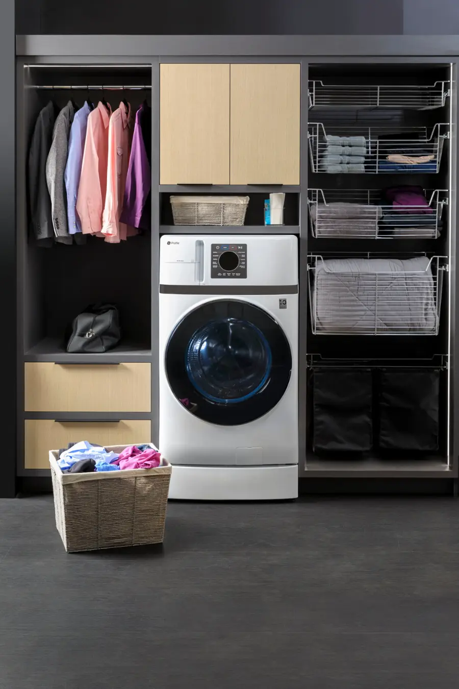 The text on the image reads "Pte DO . - - NV." However, this text does not seem to be related to the content of the image, which features a laundry room with a washer and dryer, a closet, and a basket of clothes.