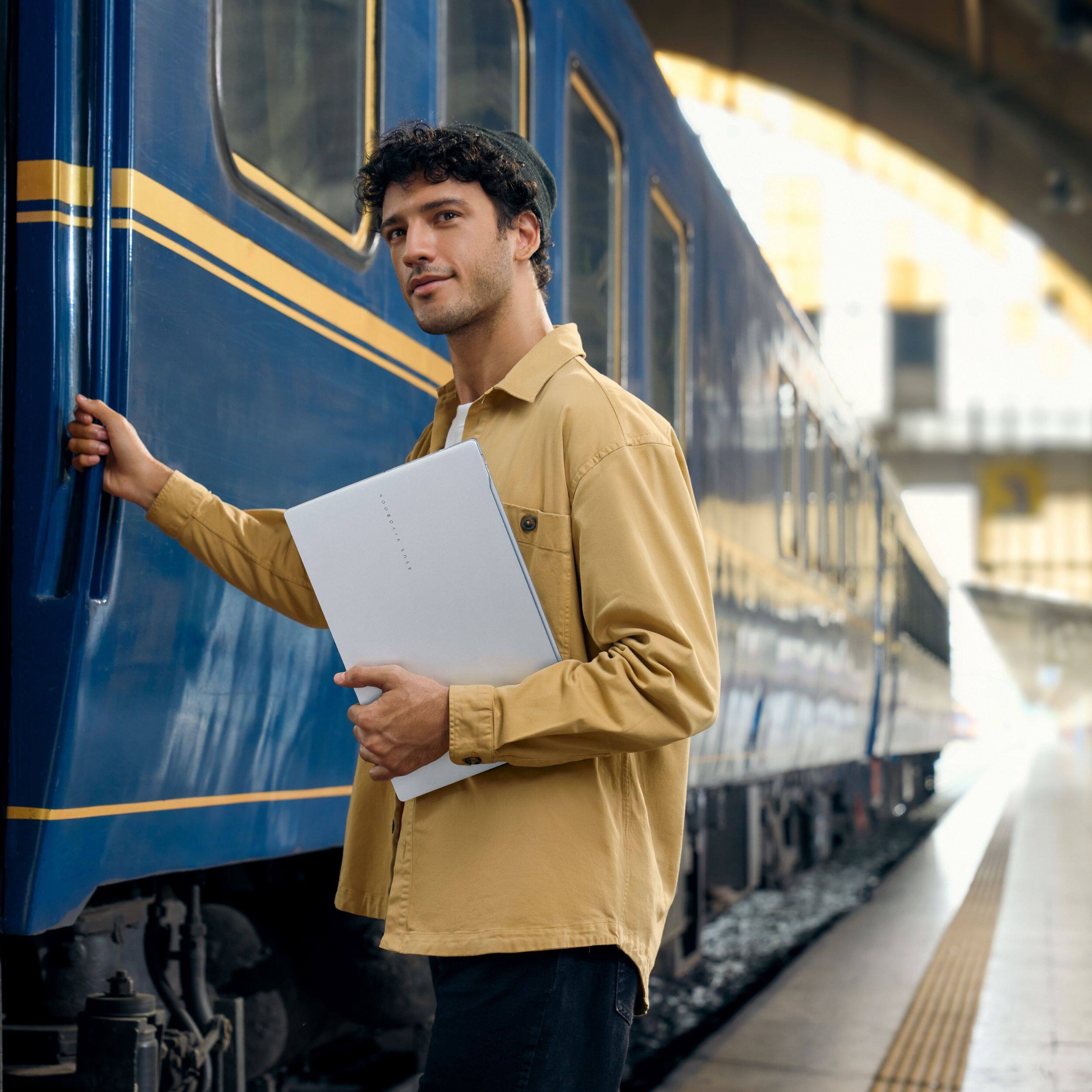 Alt View 8. ASUS - Vivobook S 15 15.6" 3K OLED Laptop - Copilot+ PC - Snapdragon X Elite - 32GB Memory - 1TB SSD - Cool Silver.