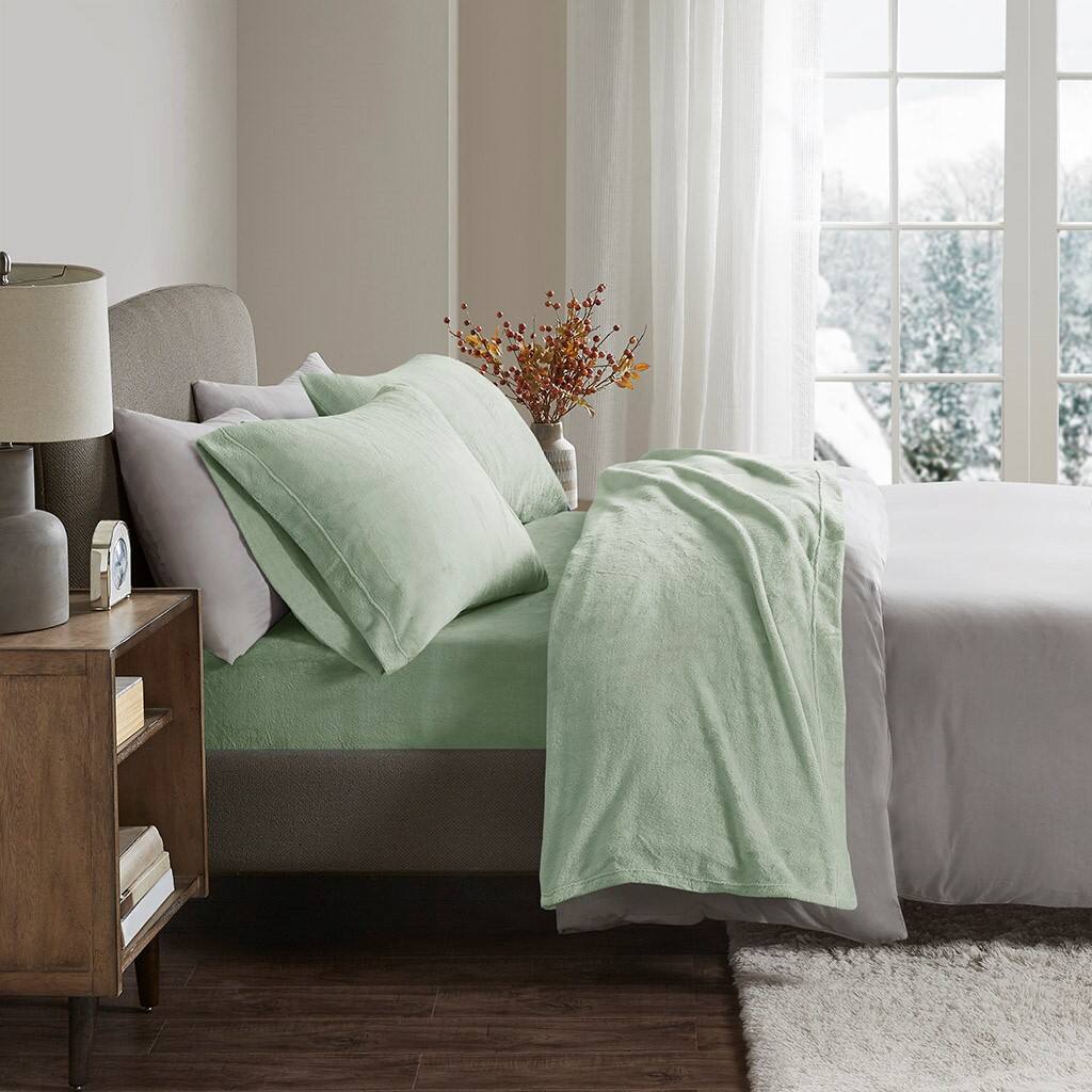 Alt View 1. Gracie Mills - Gracie Mills Dashiell Micro Plush Sheet Set - Green.