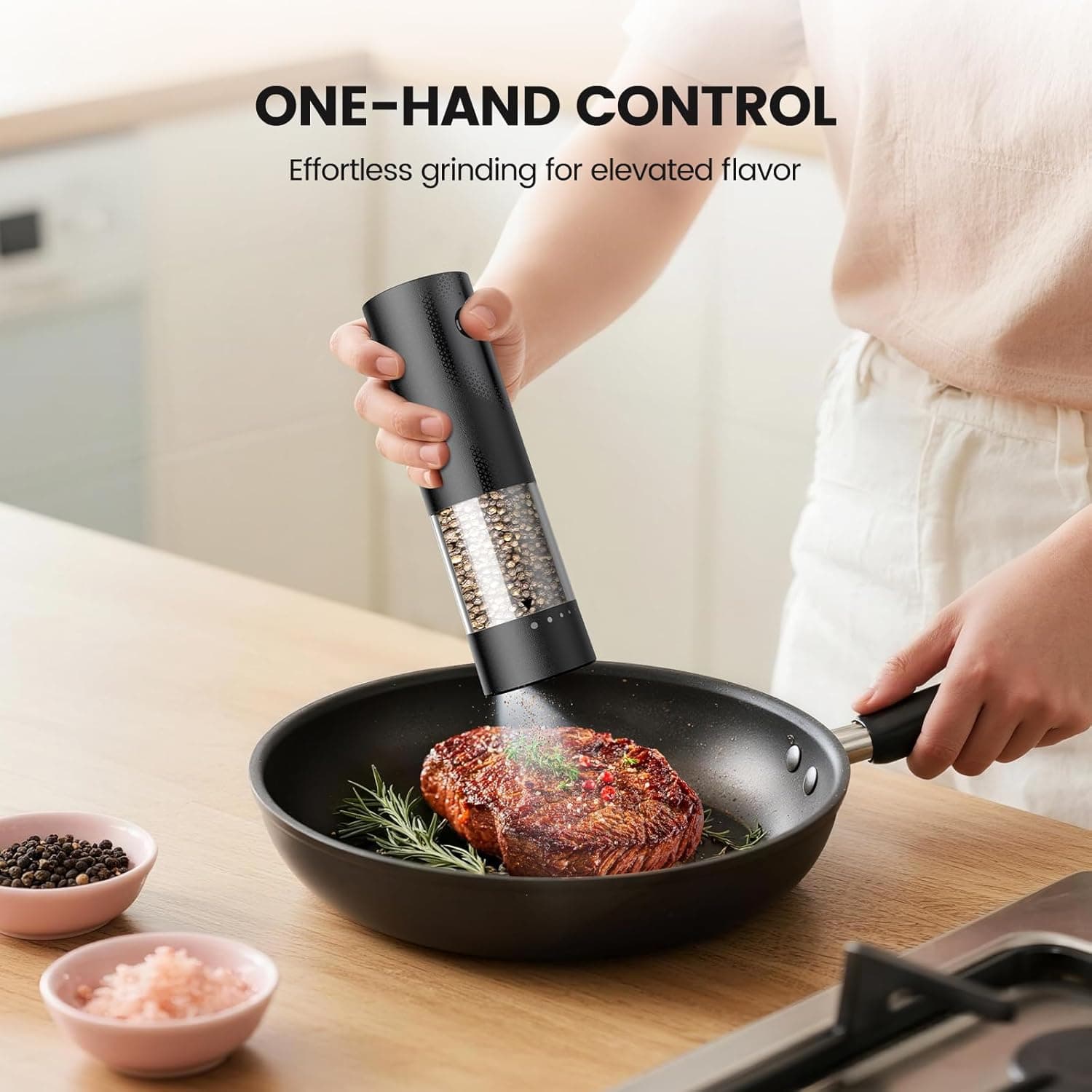 ONE-HAND CONTROL  
Effortless grinding for elevated flavor