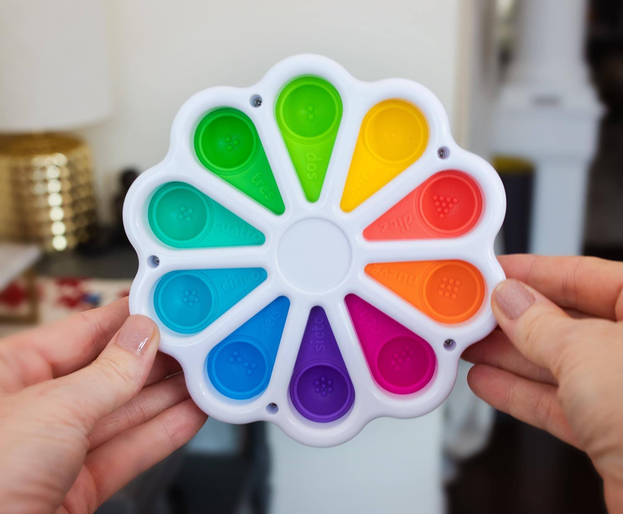 The text on the image is:

- tres
- cuatro
- cinco
- seis
- dos
- siete
- dicz
- nueva
- peho

Corrected and grouped:

- tres
- cuatro
- cinco
- seis
- dos
- siete
- diez
- nueva
- peho