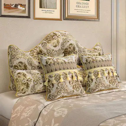 Certainly! Here is the corrected and grouped text from the image:
**Top Left Frame:**
- "EDOUARD VUILLARD"
- "L'huile de lin"
- "1905"
**Top Center Frame:**
- "EDOUARD VUILLARD"
- "LA VIE DE LA VILLE"
- "1905"
**Top Right Frame:**
- "EDOUARD VUILLARD"
- "LA VILLE DE LA VILLE"
- "1905"