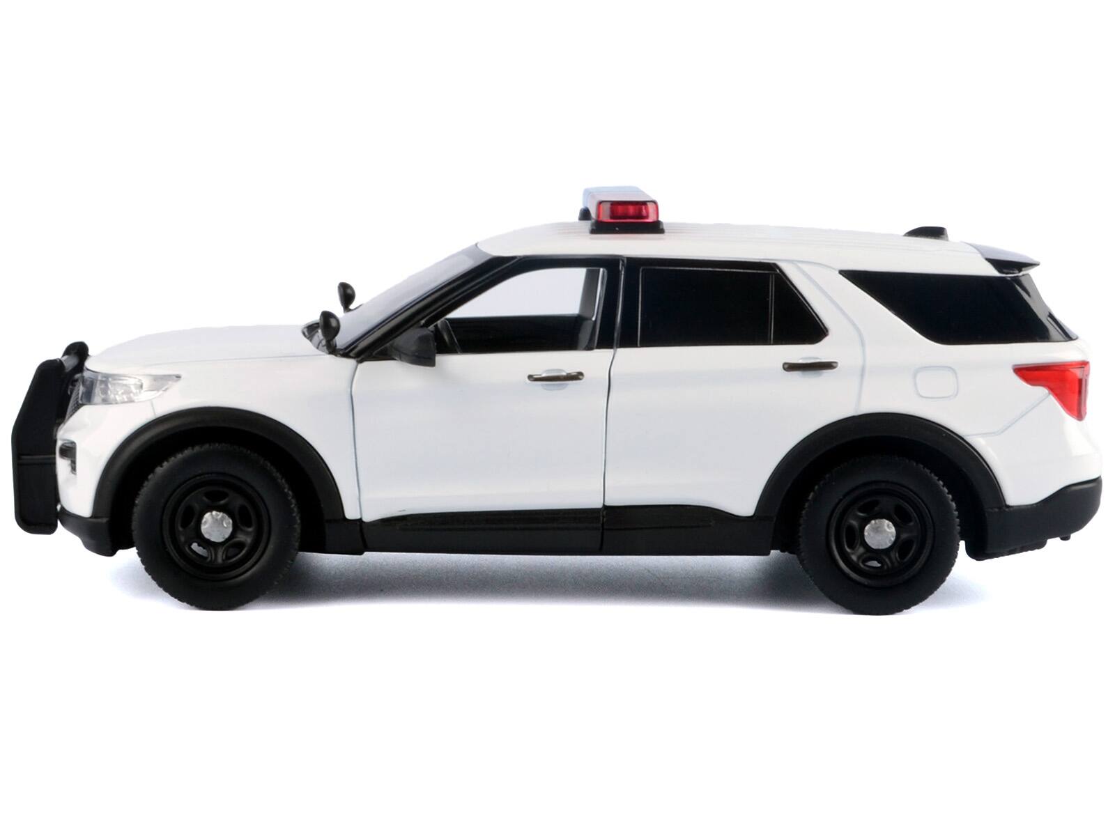 Angle. Motormax - 2022 Ford Police Interceptor Utility Plain White Builder's Kit with Flashing Light Bar Front and Rear Lights Sounds 1/24 - White.