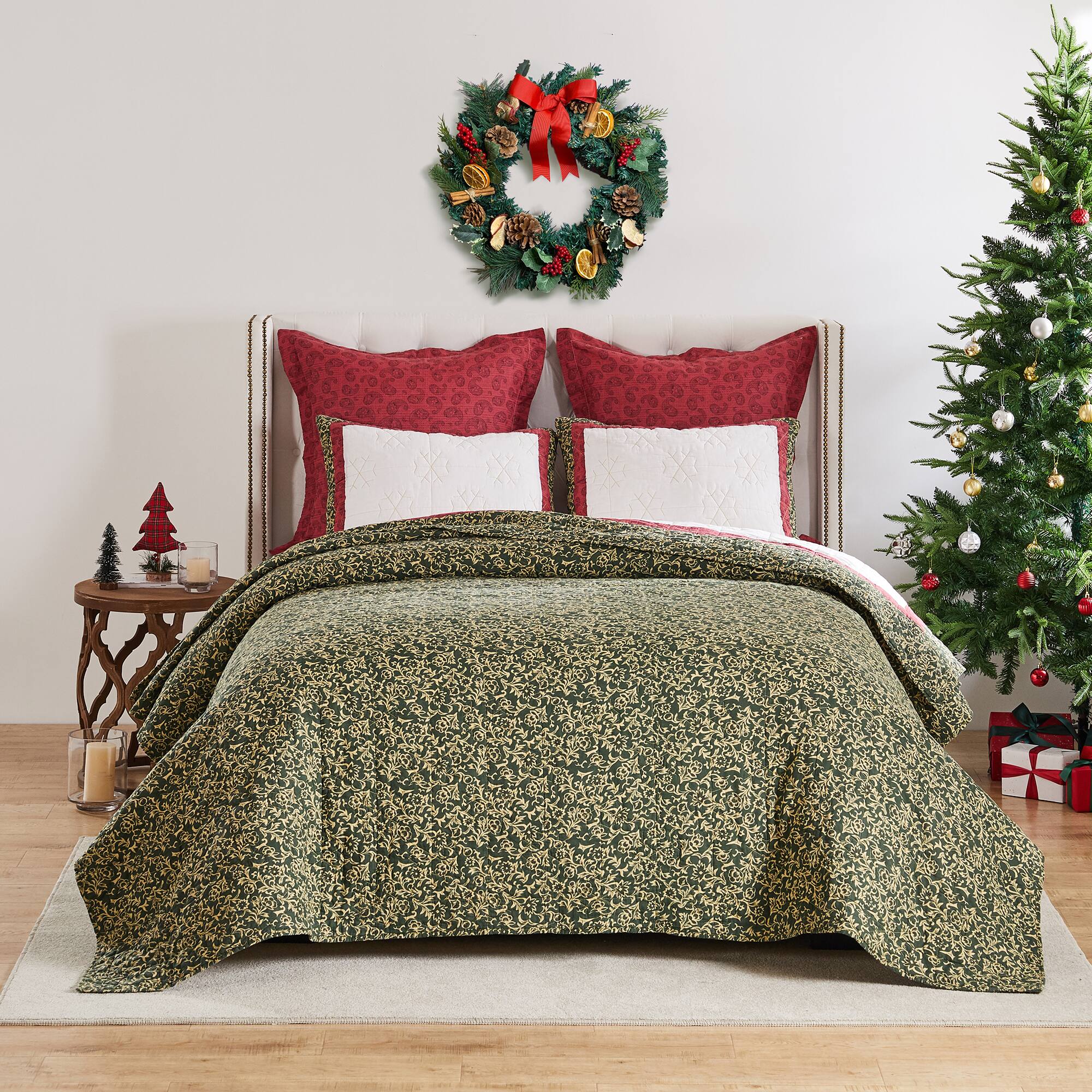 Left. BreeBe - Christmas Tree Quilt Set 3-Piece Full/Queen - Holiday.
