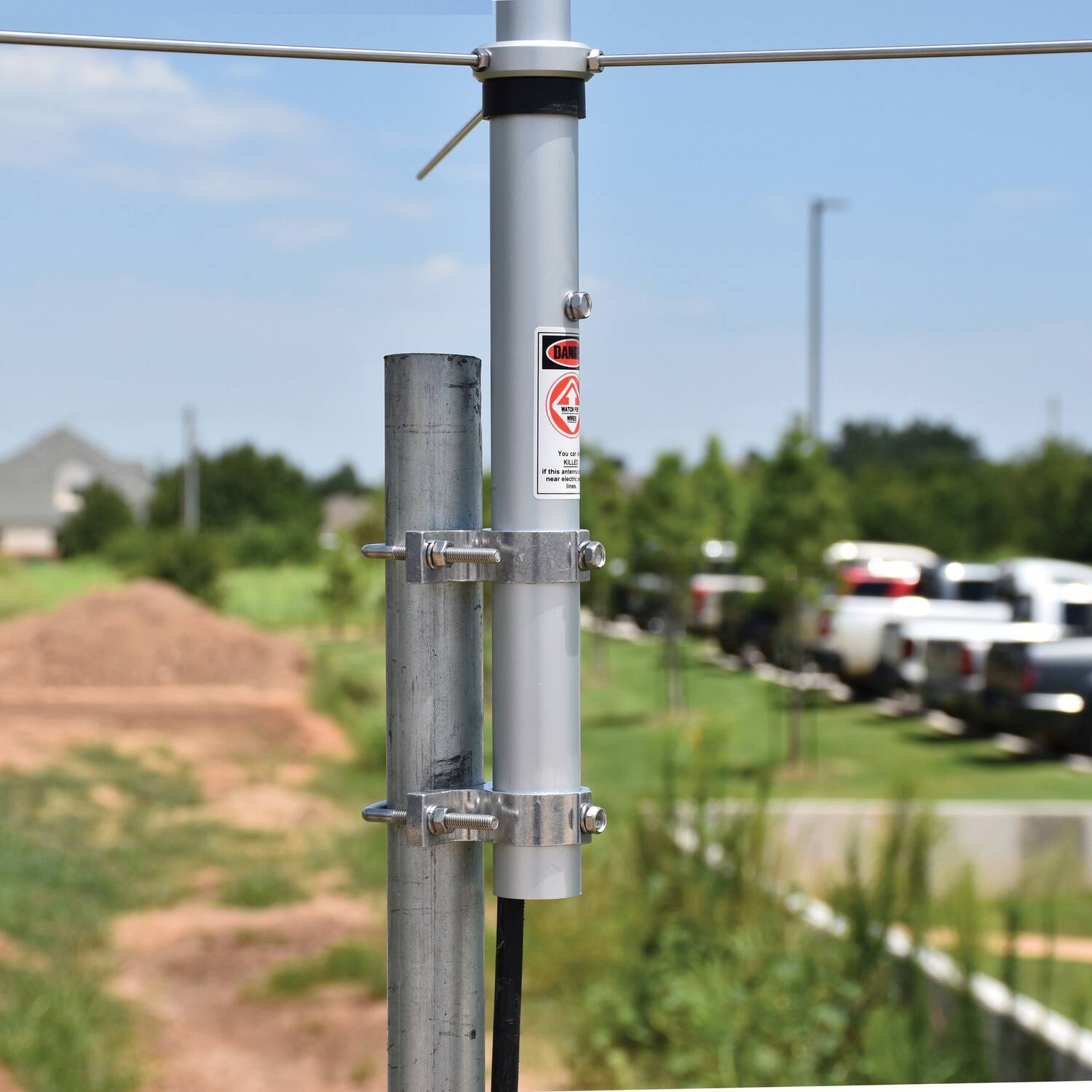 DANGER  
You are in a high voltage area.  
Keep clear.  
The area is under surveillance.  
Do not climb.