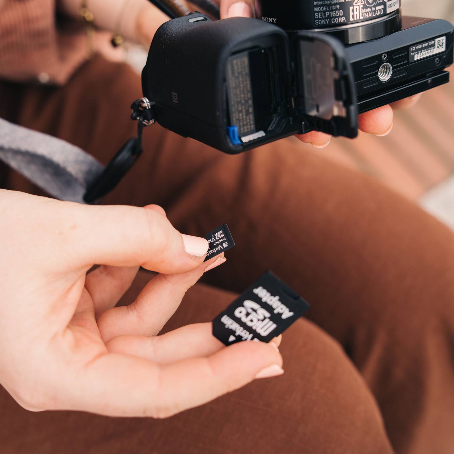 SONY  
Interchangeable Lens  
MODEL: SELP1650  
MADE IN THAILAND  
SONY CORP.  

Verbatim  
SDHC  
Class 10