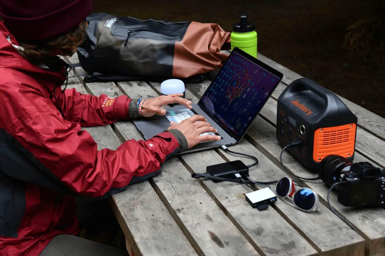 The text on the image reads "HARD WEAR 2 Jackery."