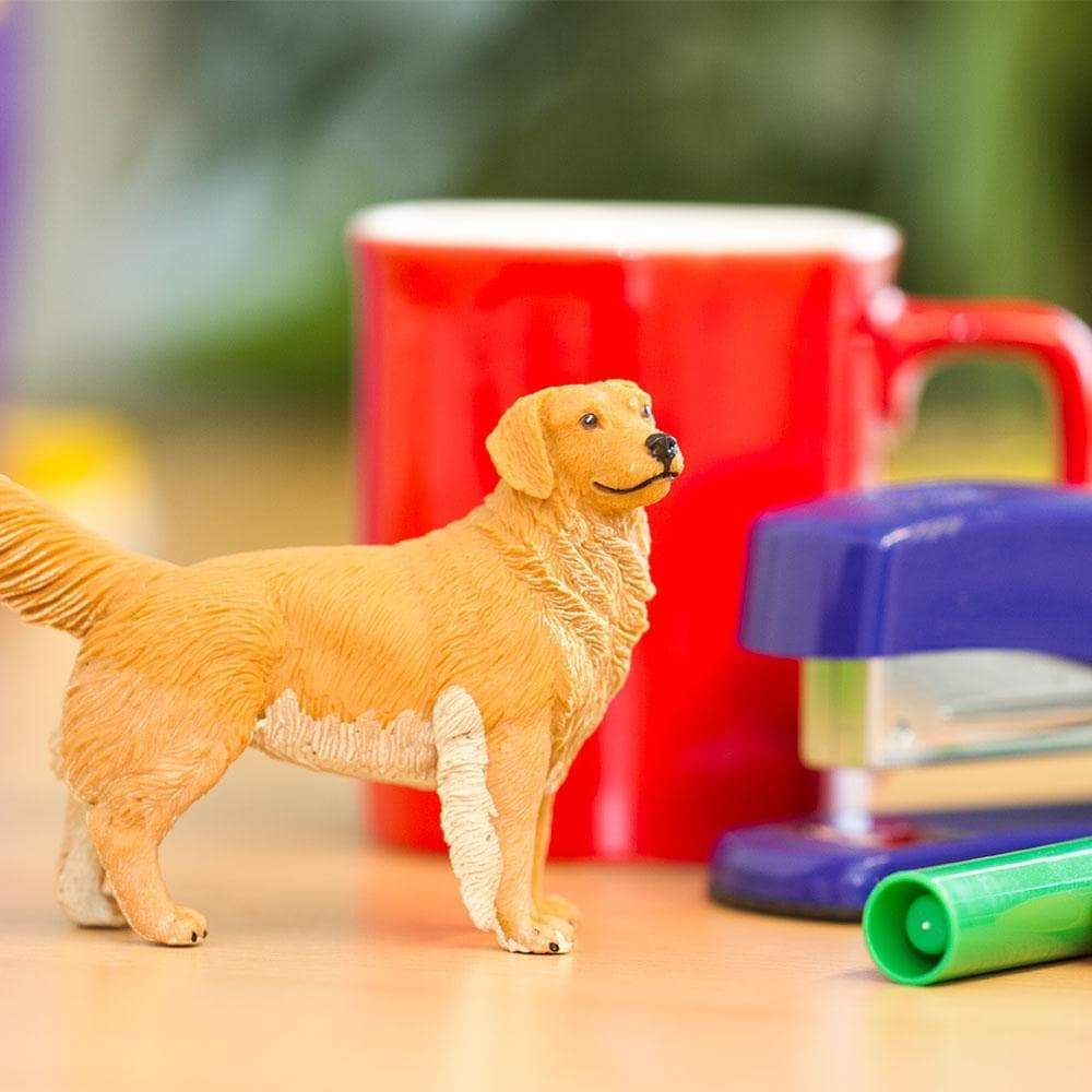 Angle. Safari Ltd. - Golden Retriever Toy Figurine.