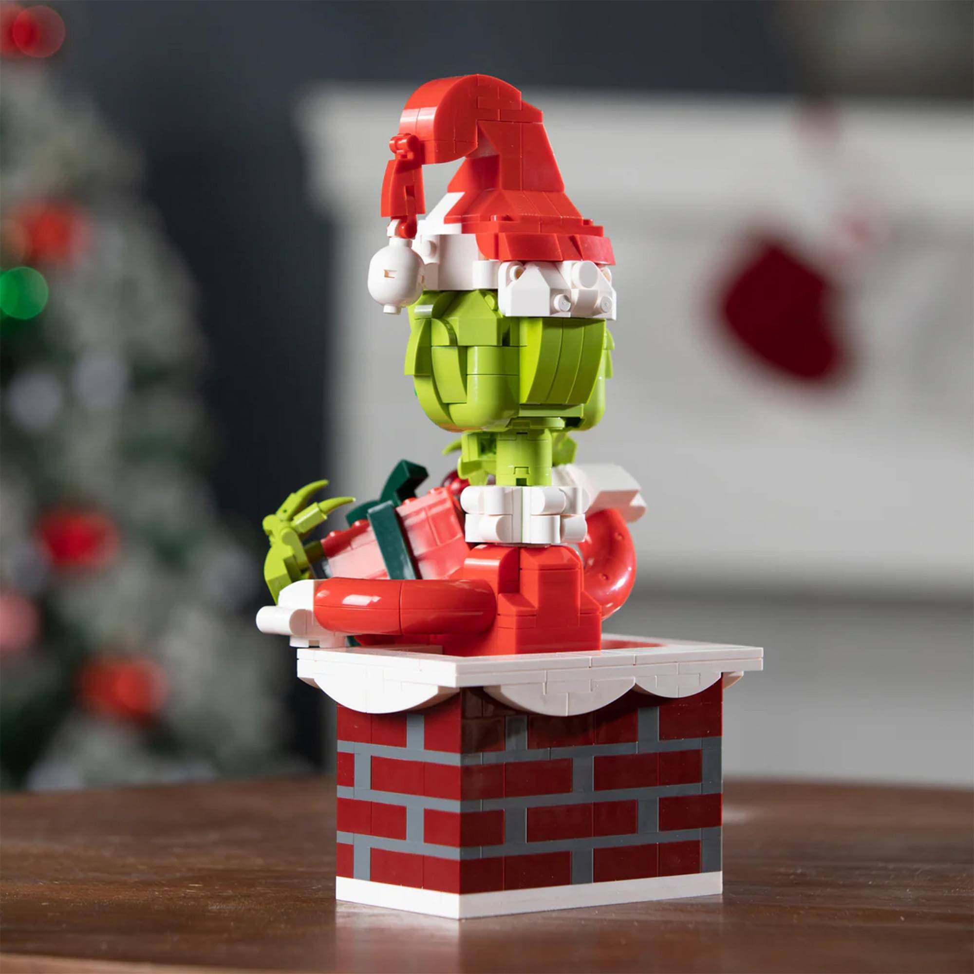Alt View 5. Brickcraft - The Grinch Up The Chimney 523-Piece Brickcraft Building Set - Green.