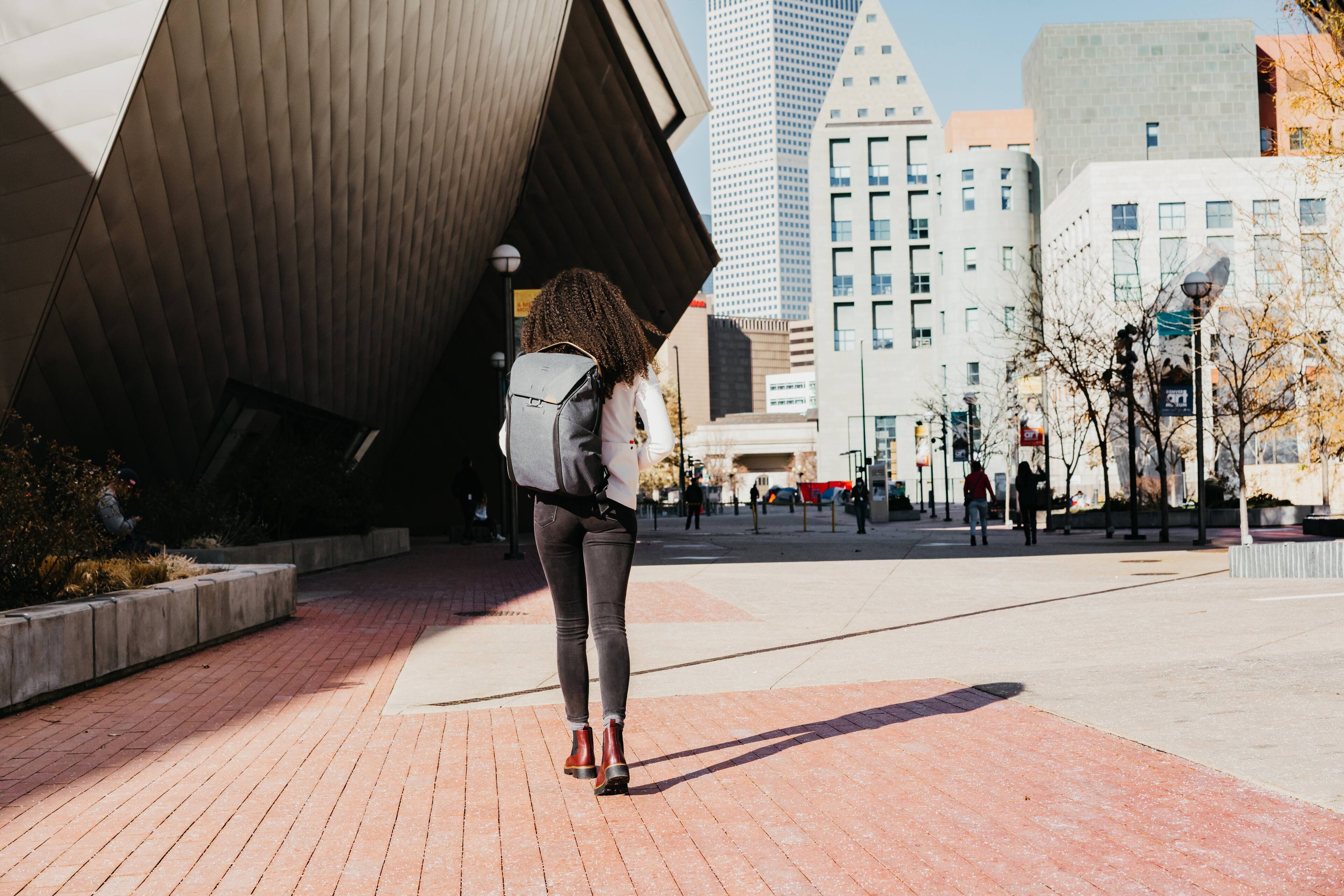 Alt View 19. Peak Design - Everyday Backpack V2 20L - Charcoal.