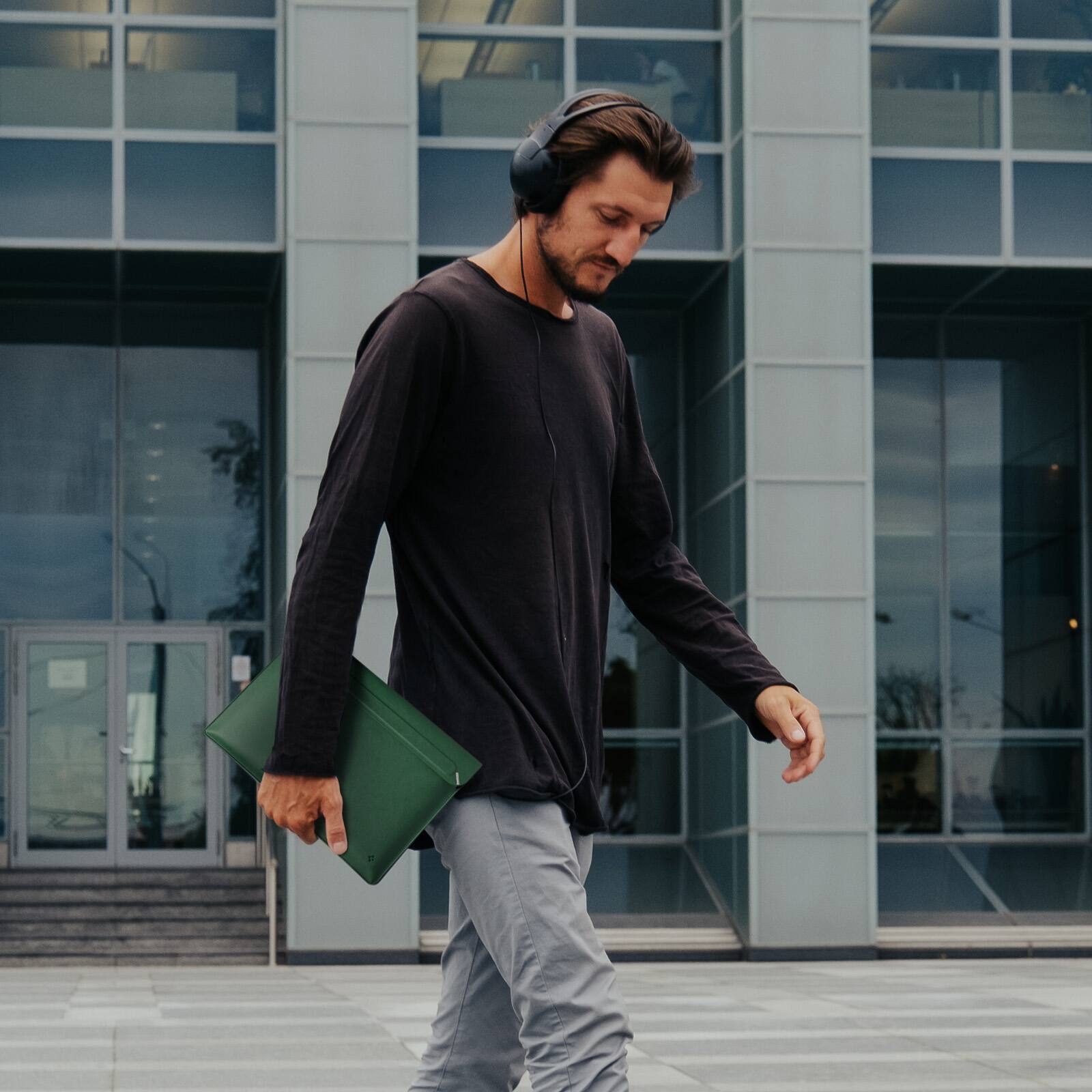 Alt View 1. Spigen - Spigen Valentinus Protective Laptop Sleeve for 14-inch Laptop - Jeju Green.