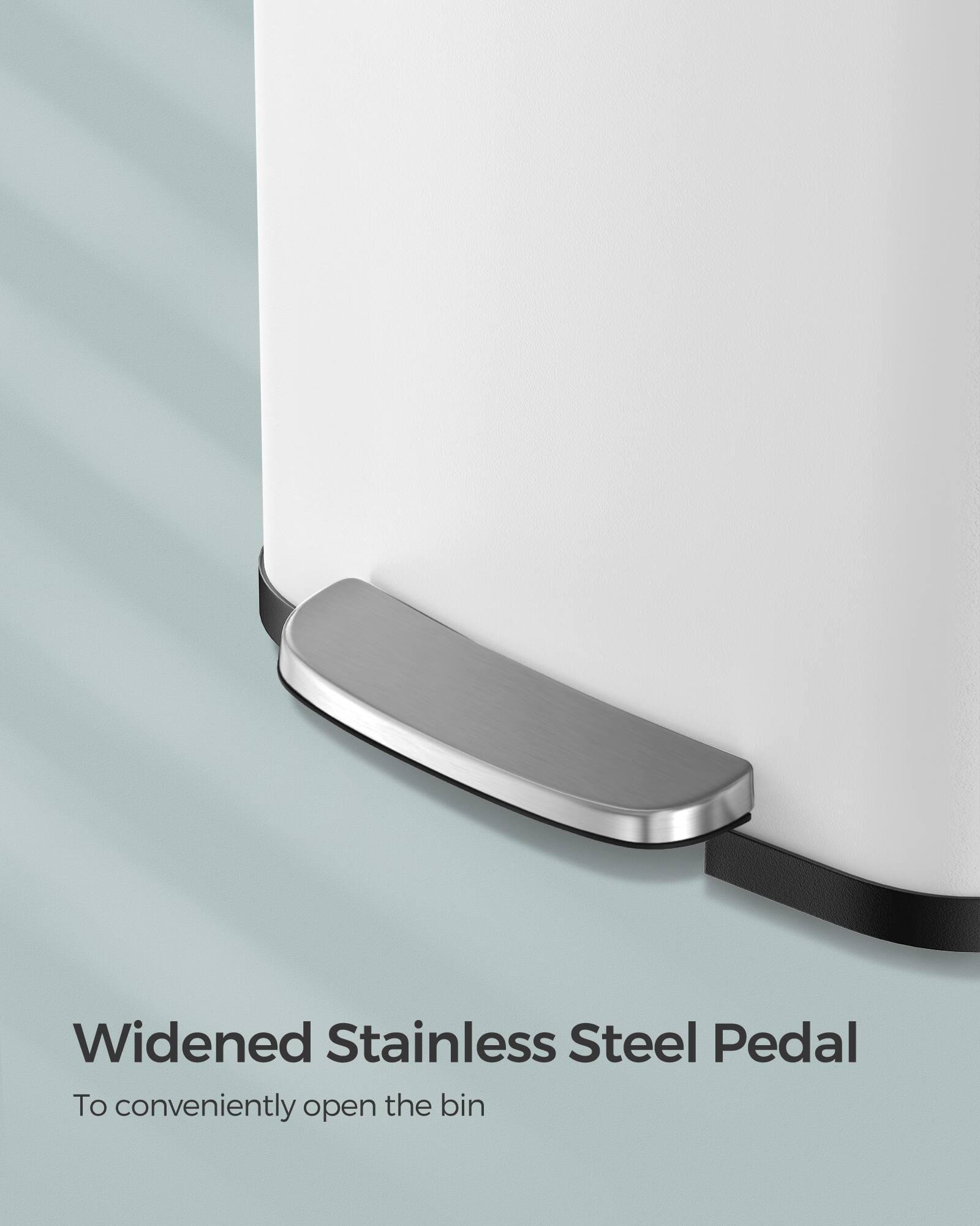 Widened Stainless Steel Pedal  
To conveniently open the bin