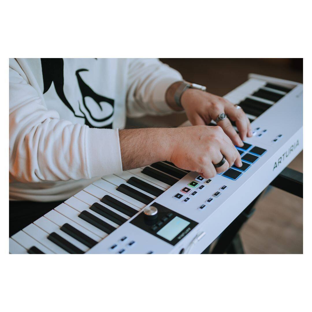 Angle. Arturia - KeyLab Essential 88 mk3 88-Key MIDI Controller with Pads, Faders, Encoders, Arpeggiator, and DAW Integration - White.