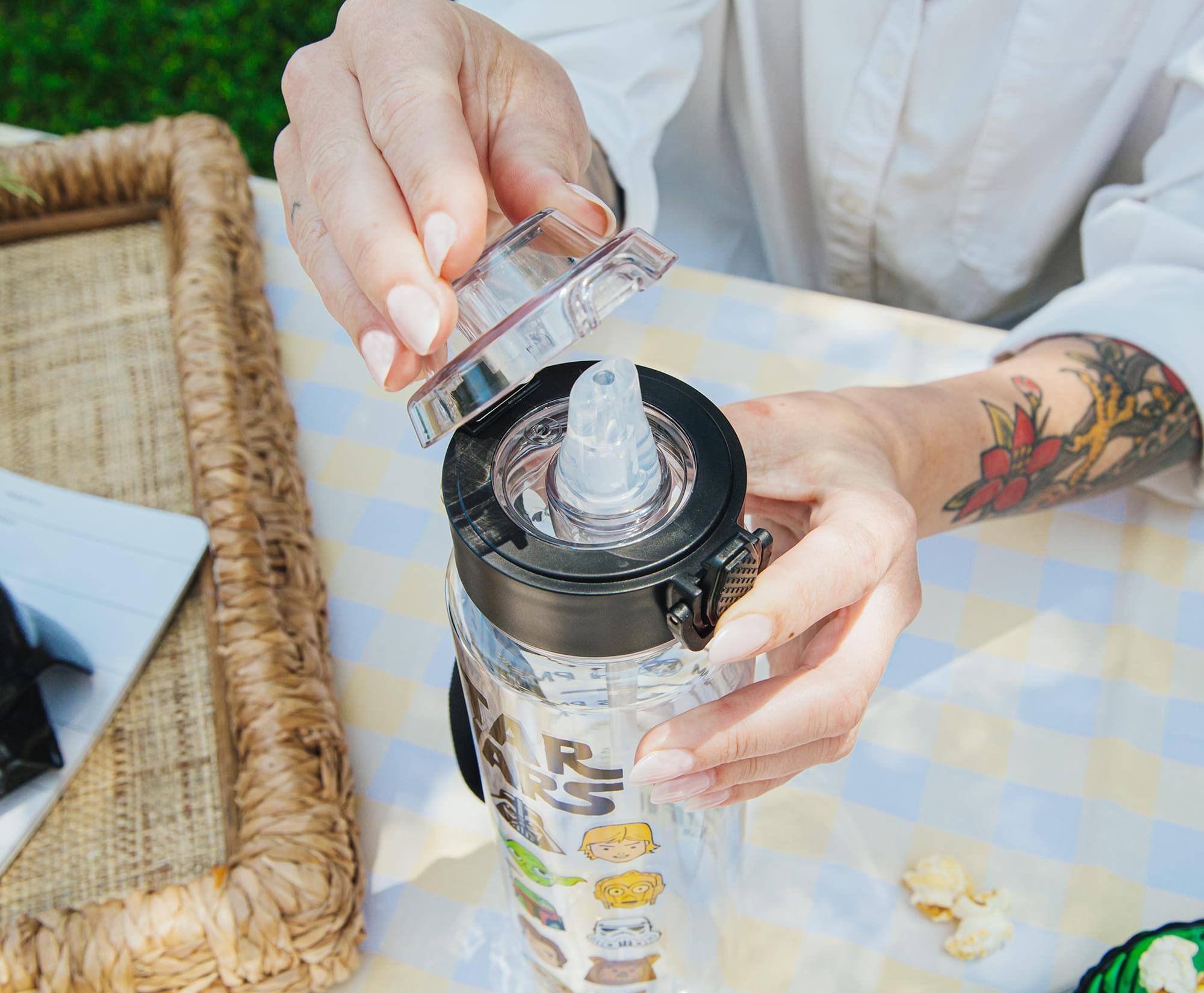 Alt View 5. Silver Buffalo - Star Wars Characters 33-Ounce Plastic Water Bottle With Timetable - Clear.