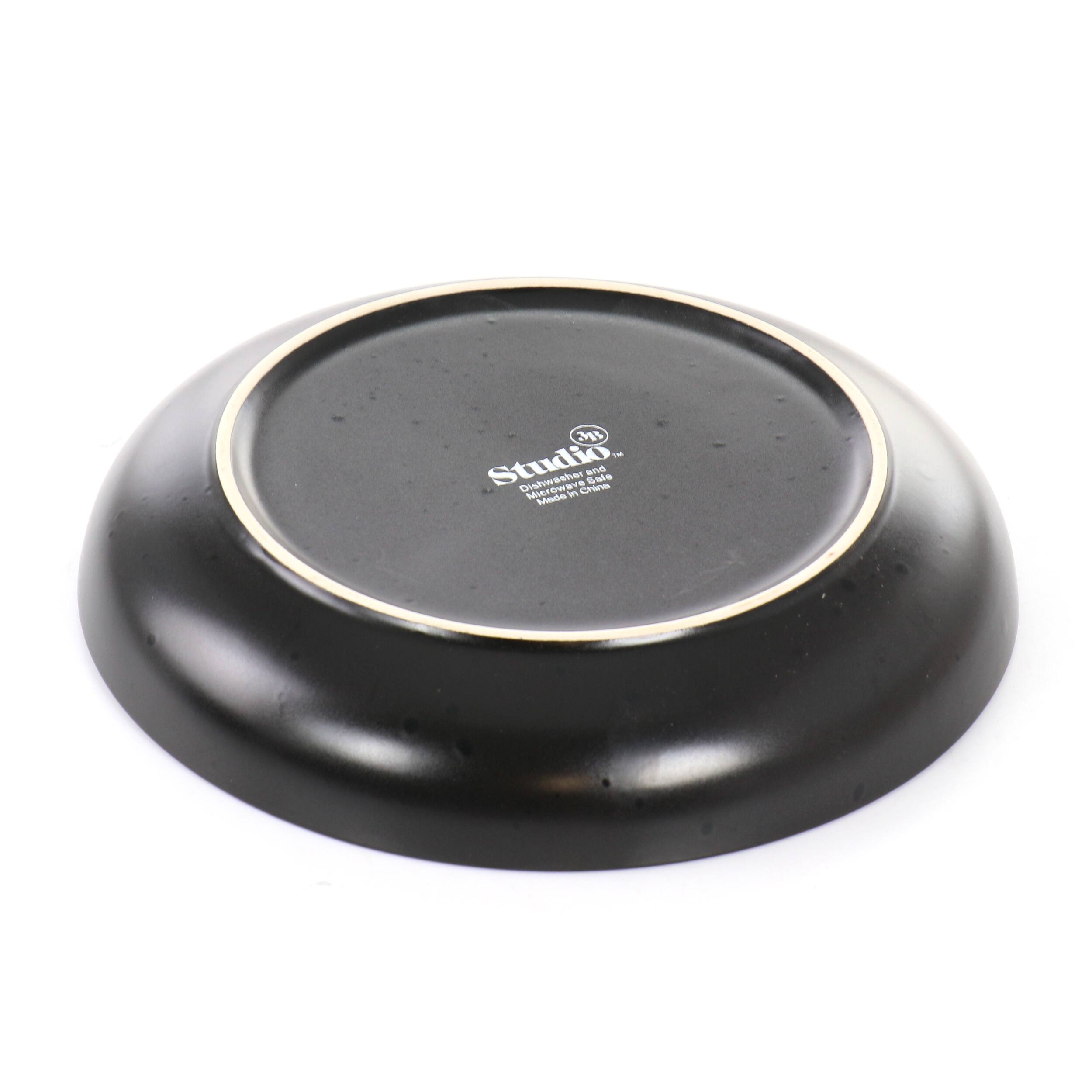 Sure, here is the corrected and grouped text from the image:

---

**Studio**

**Diamond and Water Resistant**

**Made in China**

---

This text is likely from the lid of a product, possibly a microwave or dishwasher-safe item.