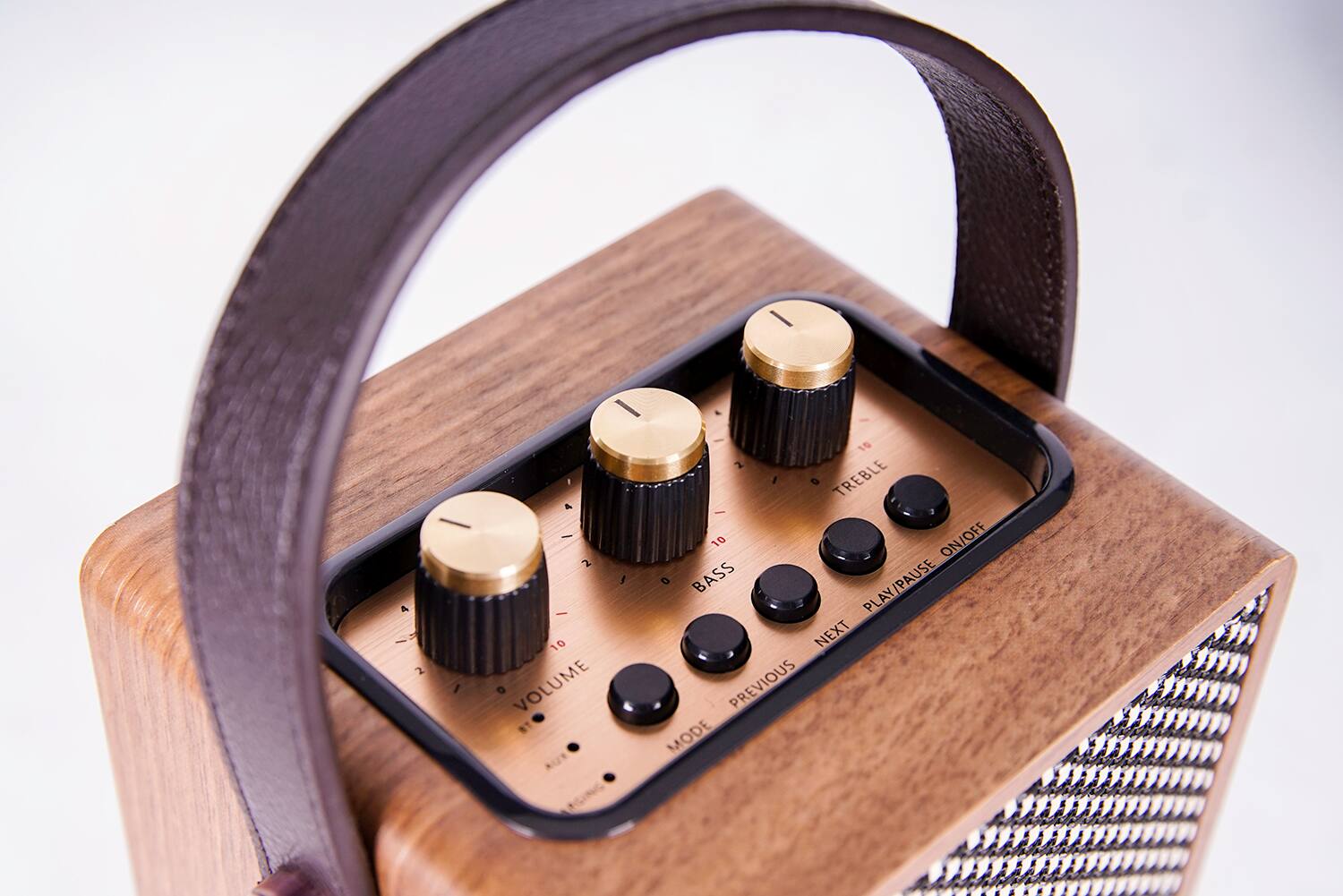 - 4 - 2  
- 19 2  
- TREBLE  
- 10 ON/OFF  
- 2  
- BASS  
- PLAY/PAUSE  
- 10 NEXT  
- VOLUME  
- PREVIOUS  
- MODE  
- AUS  
- EING