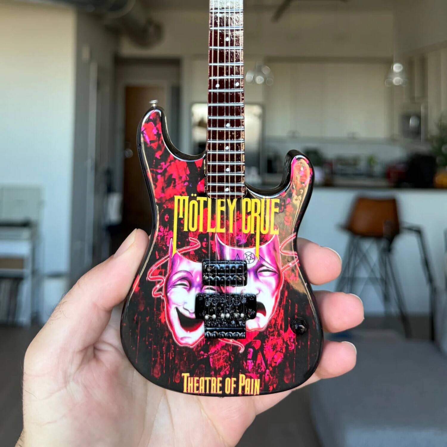 MOTLEY CRUE  
THEATRE OF PAIN