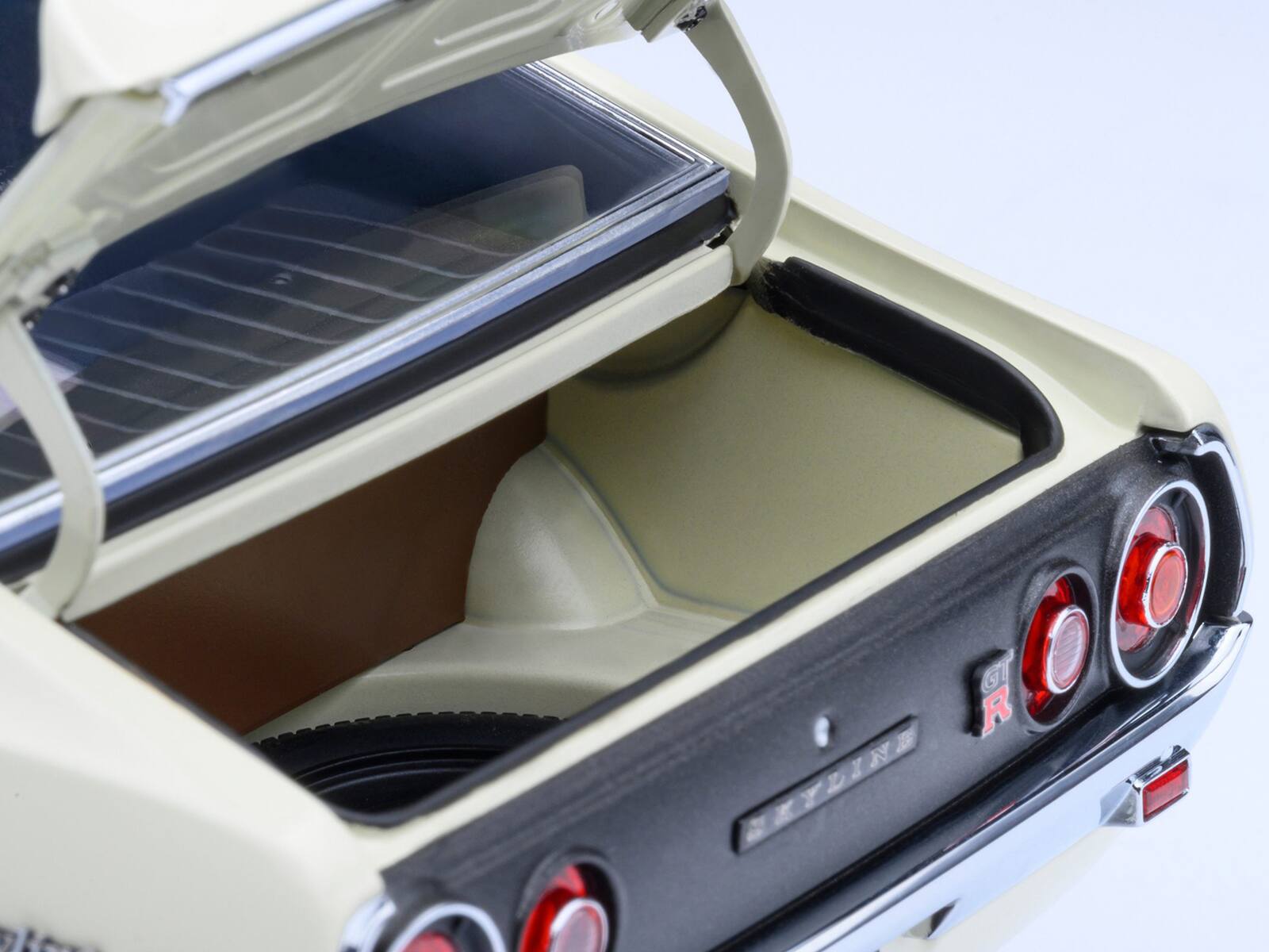 Alt View 1. Autoart - Nissan Skyline 2000GT-R (KPGC110) Tuned Version RHD (Right Hand Drive) White 1/18 Model Car by Autoart - White.