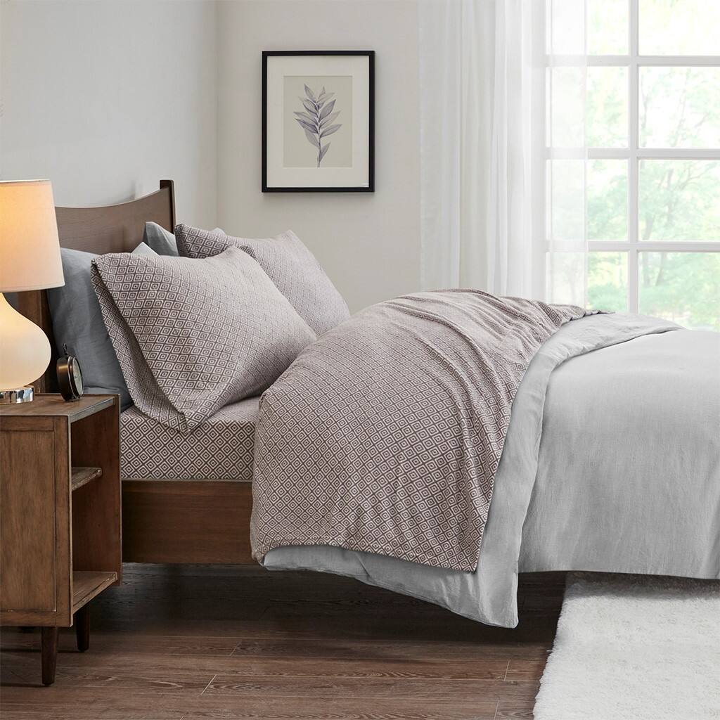 Alt View 1. Gracie Mills - Gracie Mills Lenora Microfleece Cozy Sheet Set - Grey Diamond.
