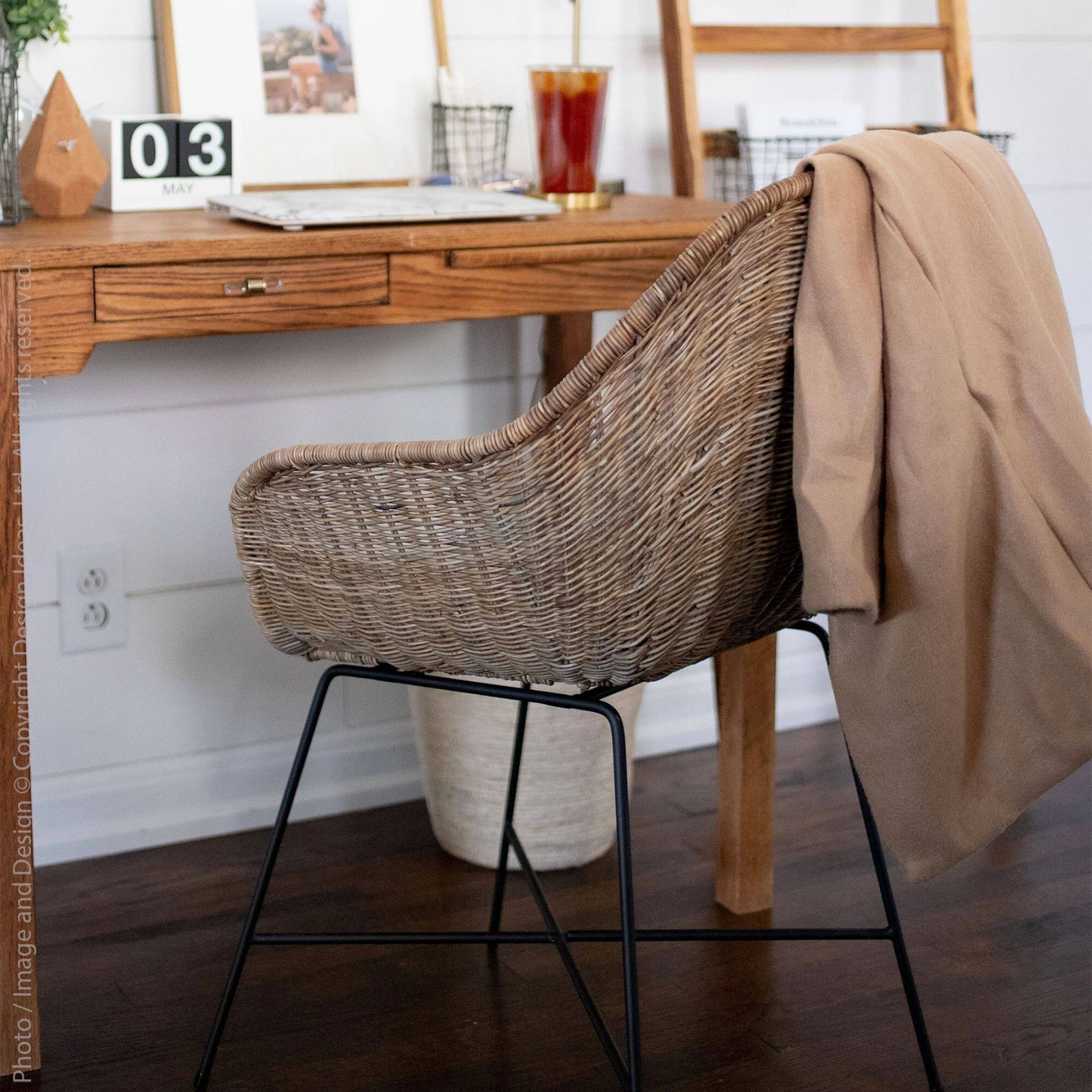 03 MAY

reserved gnts Le ldasr Design Copyright and Design and Image Photo

Photo / Image and Design © Tessie Verde